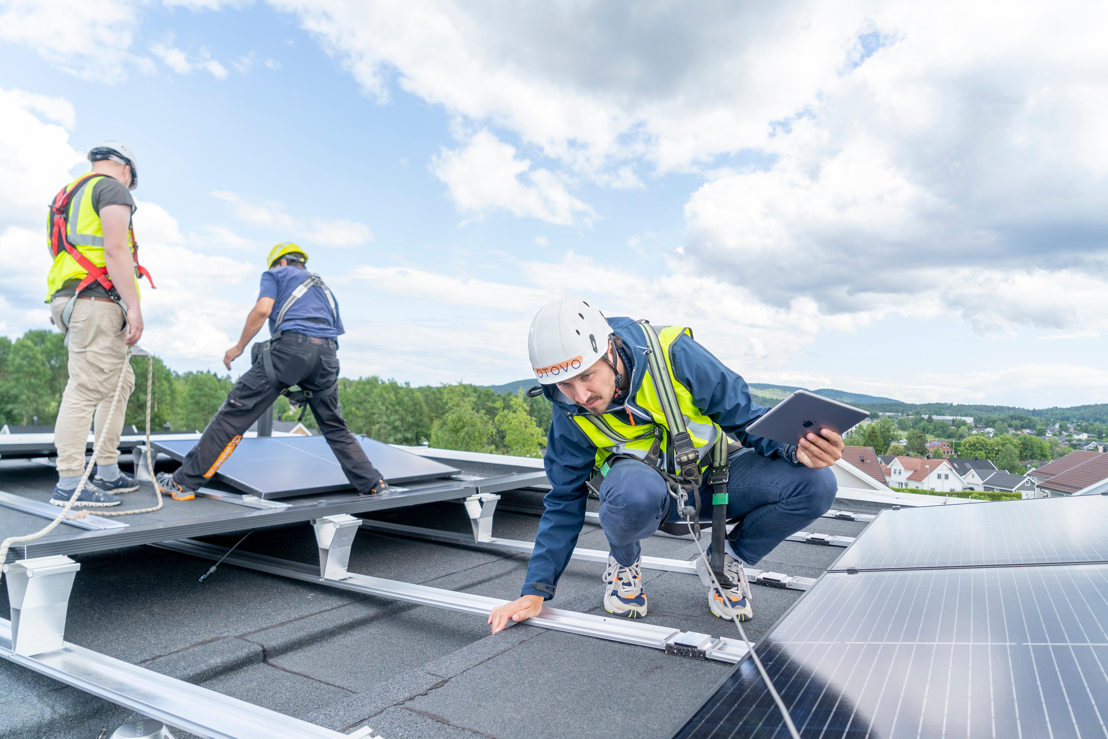 otovo-sertifiserte installatører inspiserer solceller på tak
