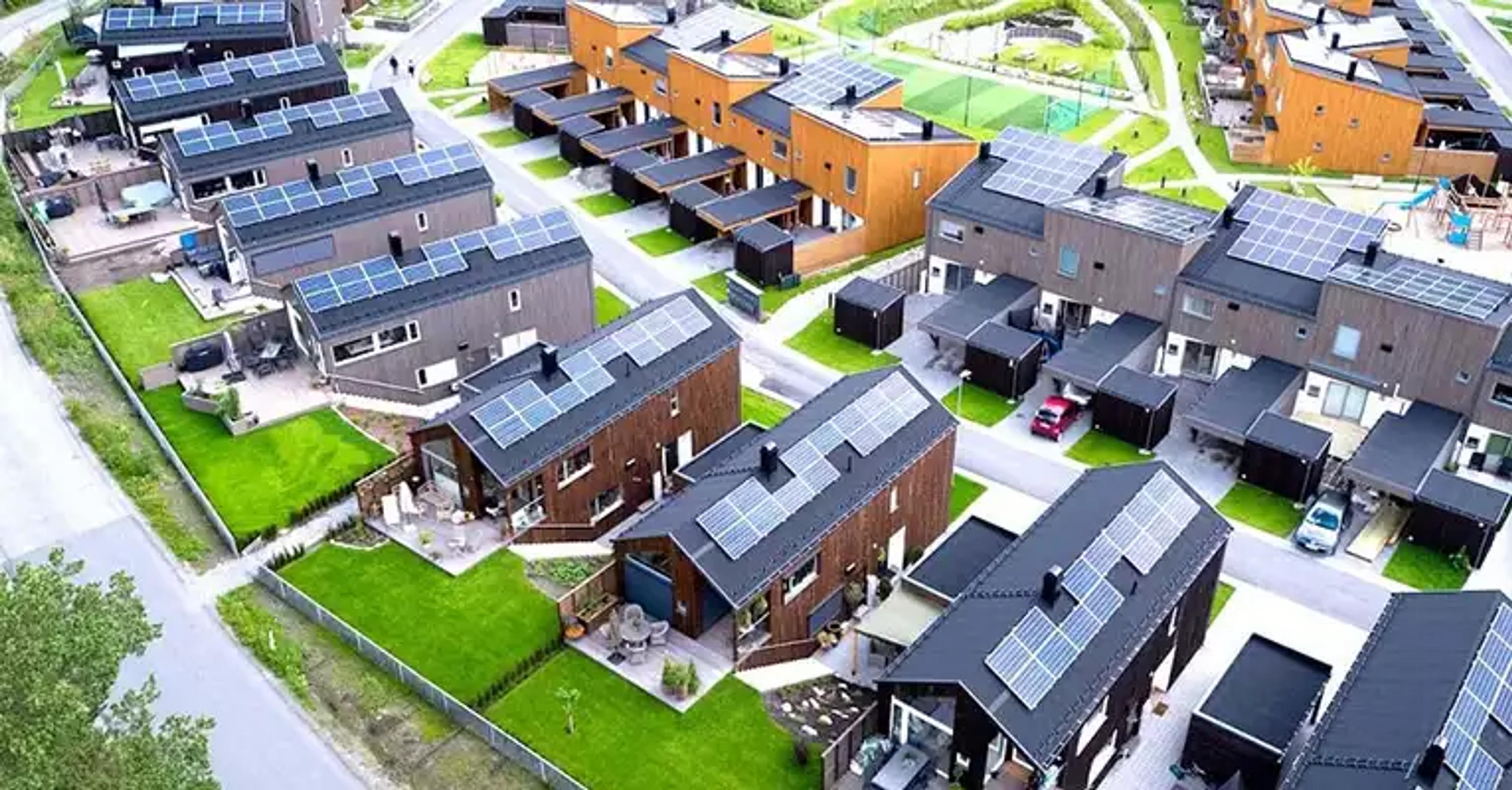 Många hus med solpaneler på  taket i olika riktningar