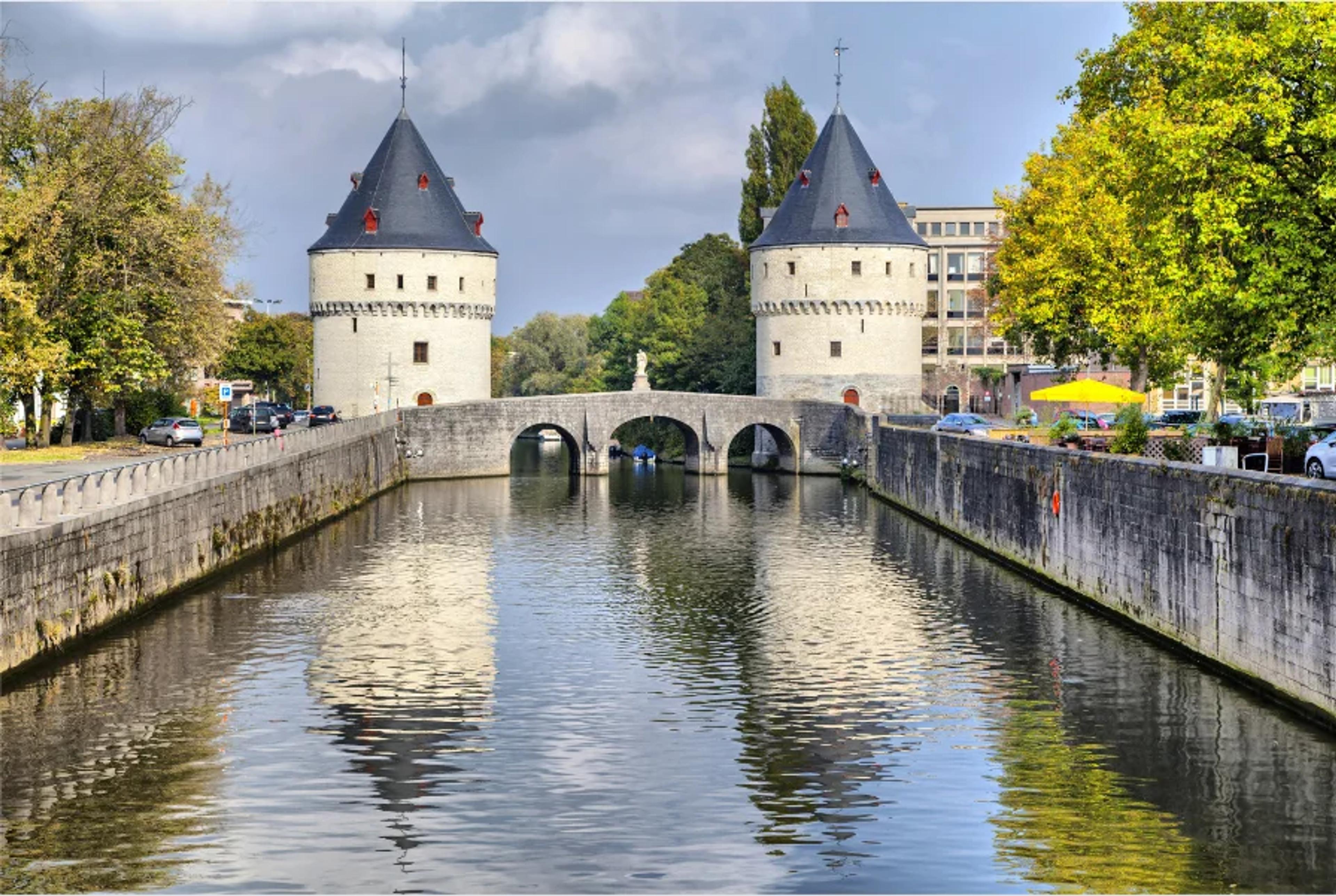 Kortrijk aanzicht met water