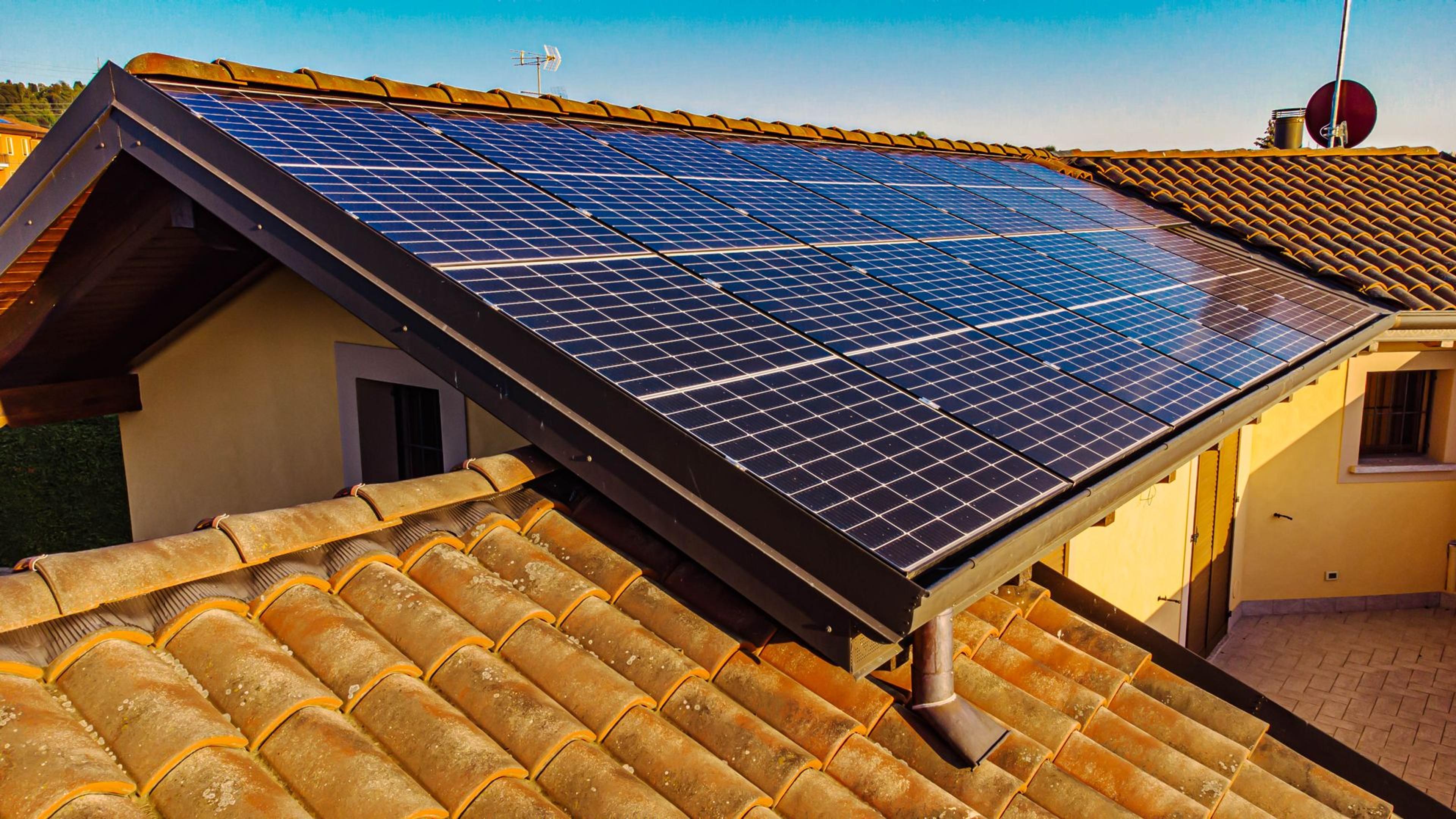 pannelli solari su un tetto