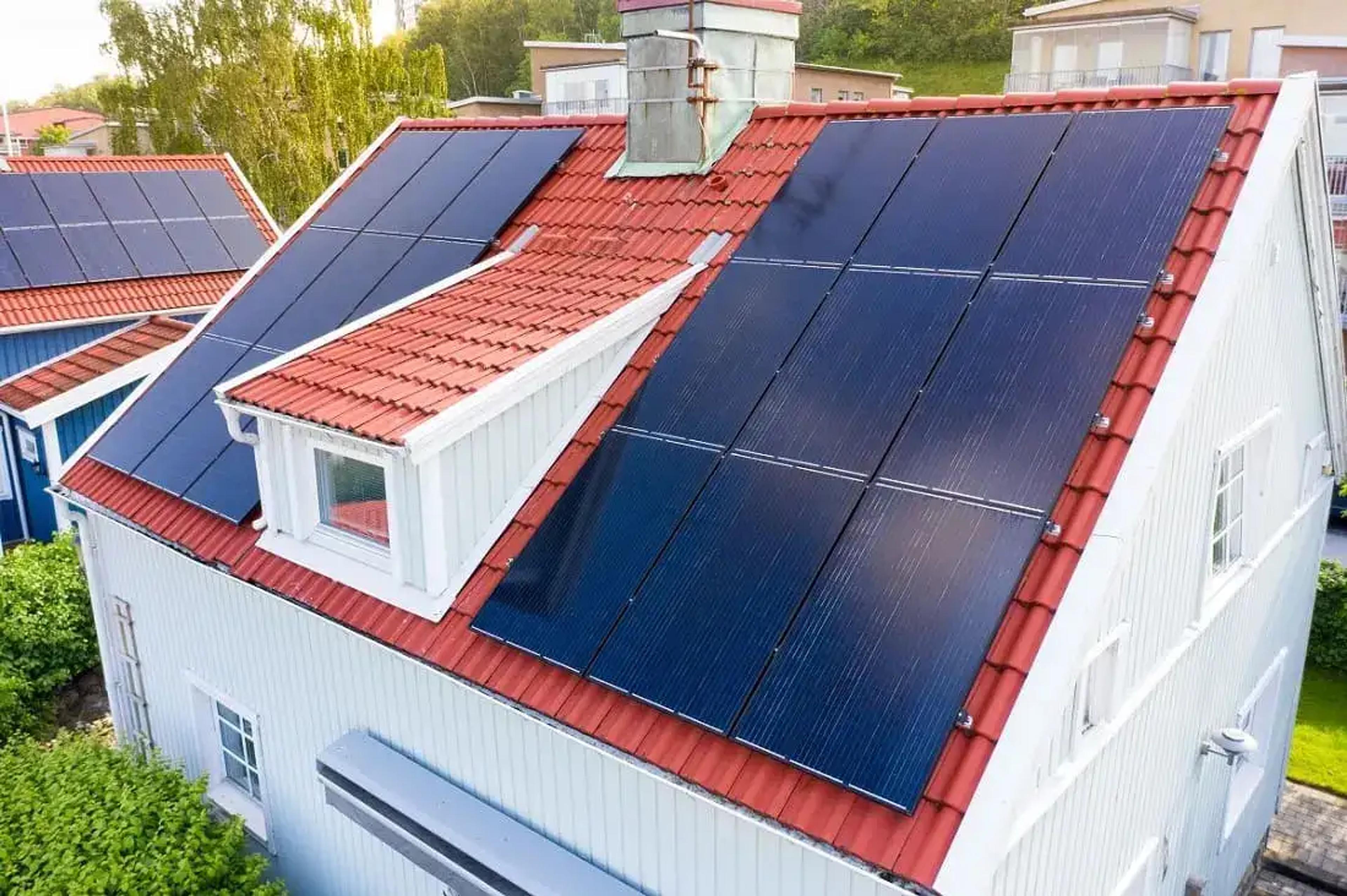to villor med solcellepaneler på taket