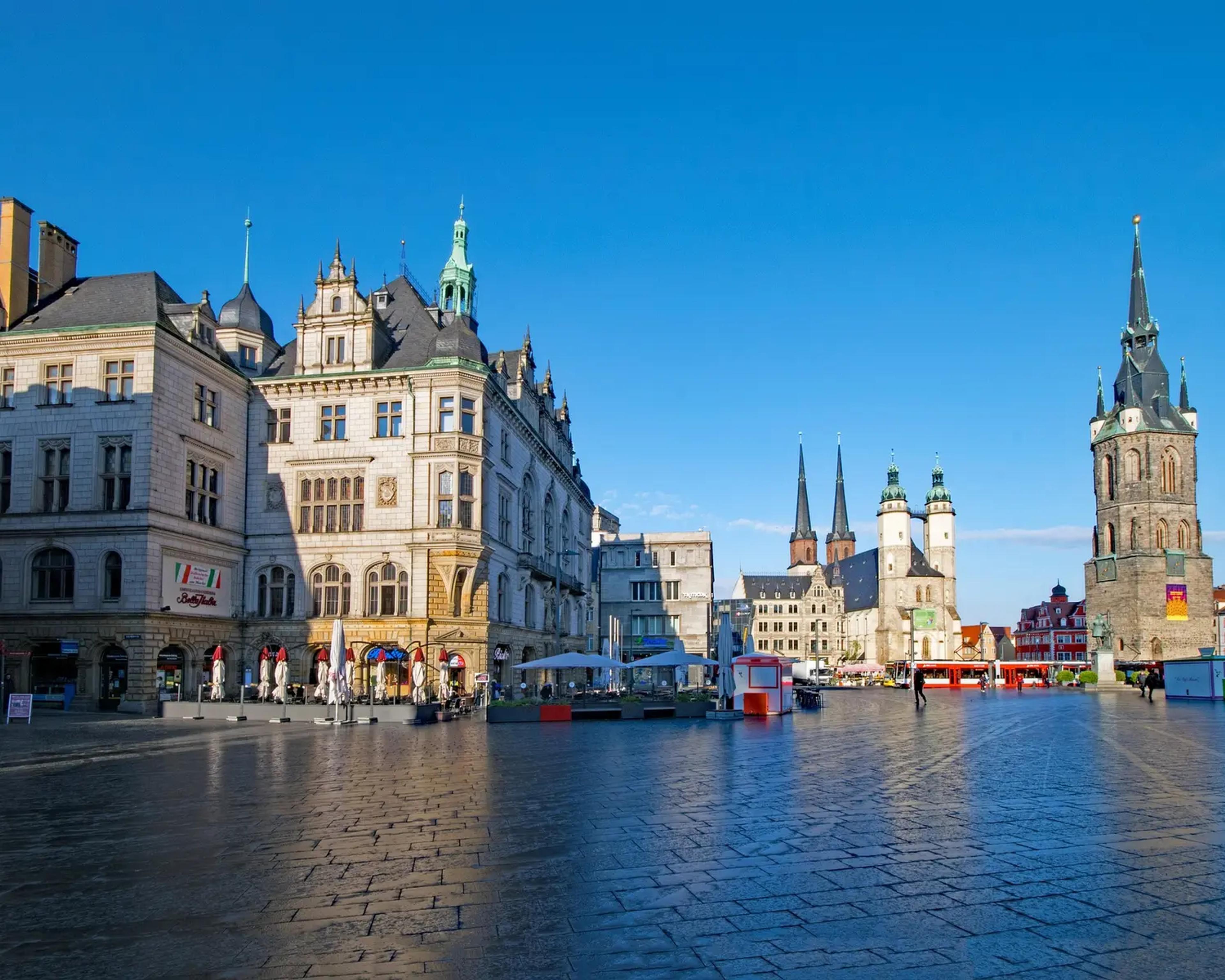 Sonnige Innenstadt einer Stadt in Sachsen-Anhalt.