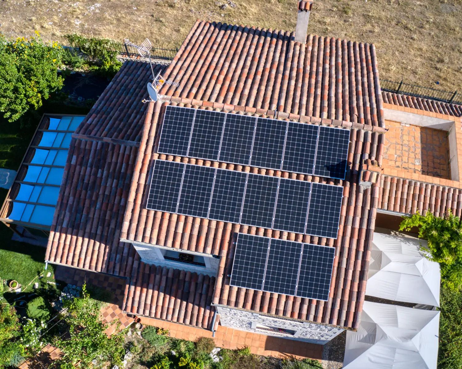 Casa com múltiplos painéis solares em Portugal