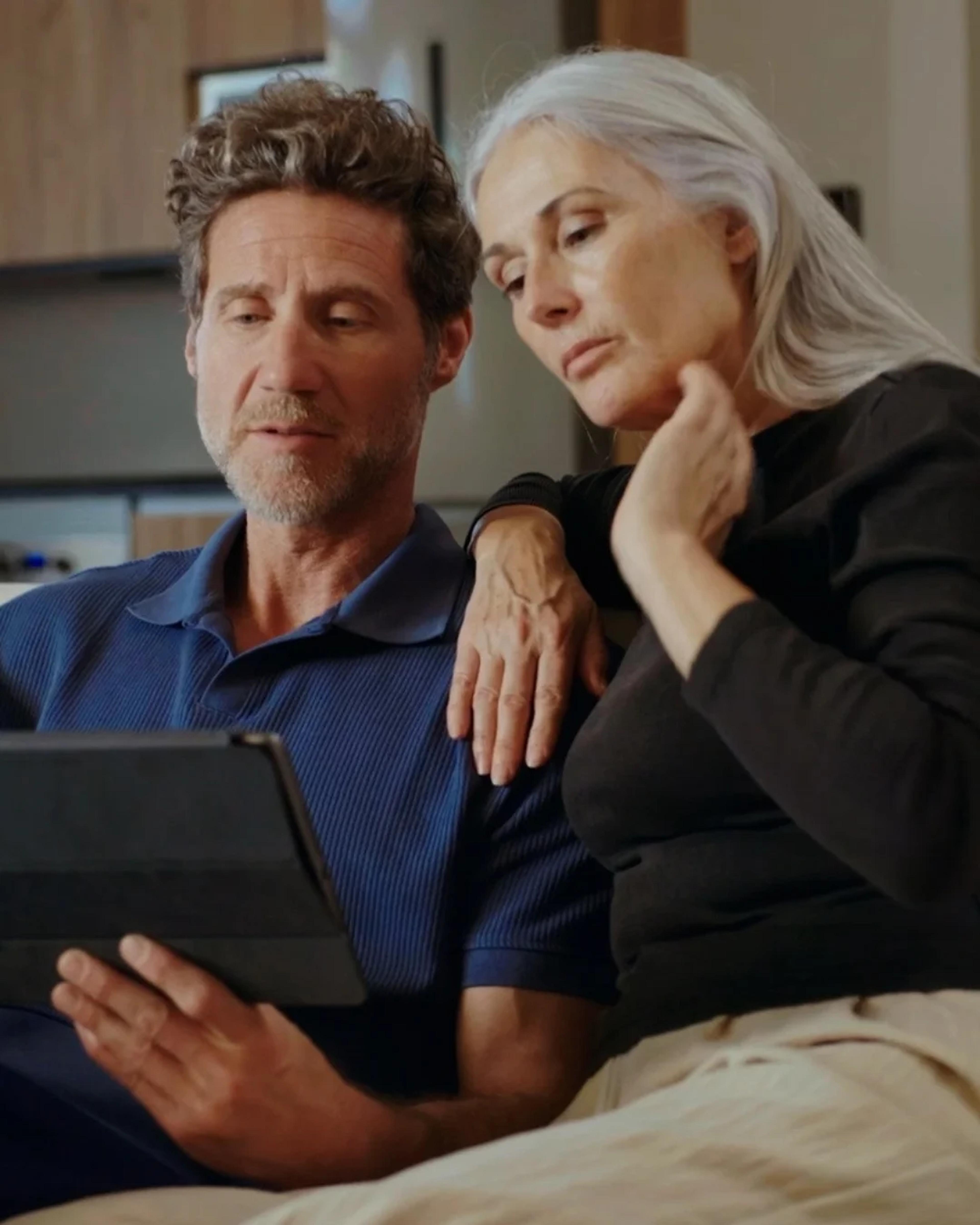 uomo e donna fissando tablet