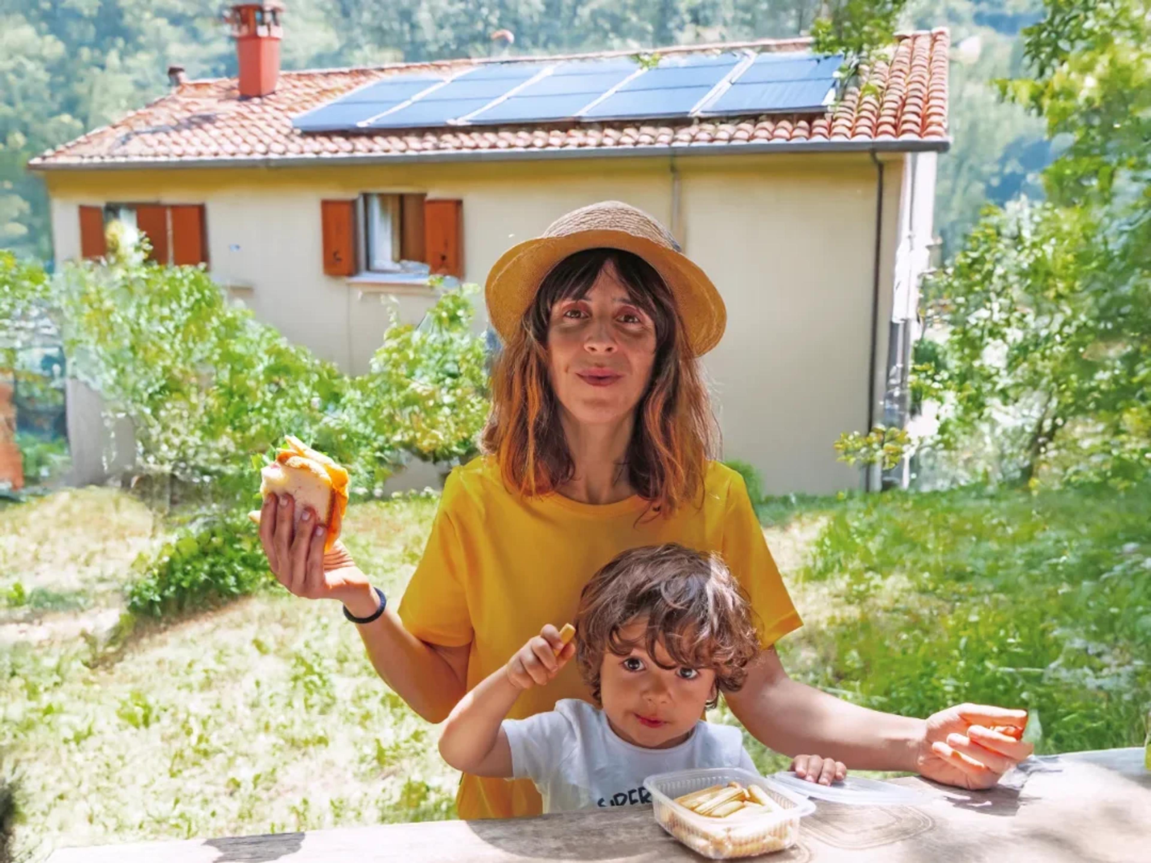 Mamma con figlio e fotovoltaico sullo sfondo