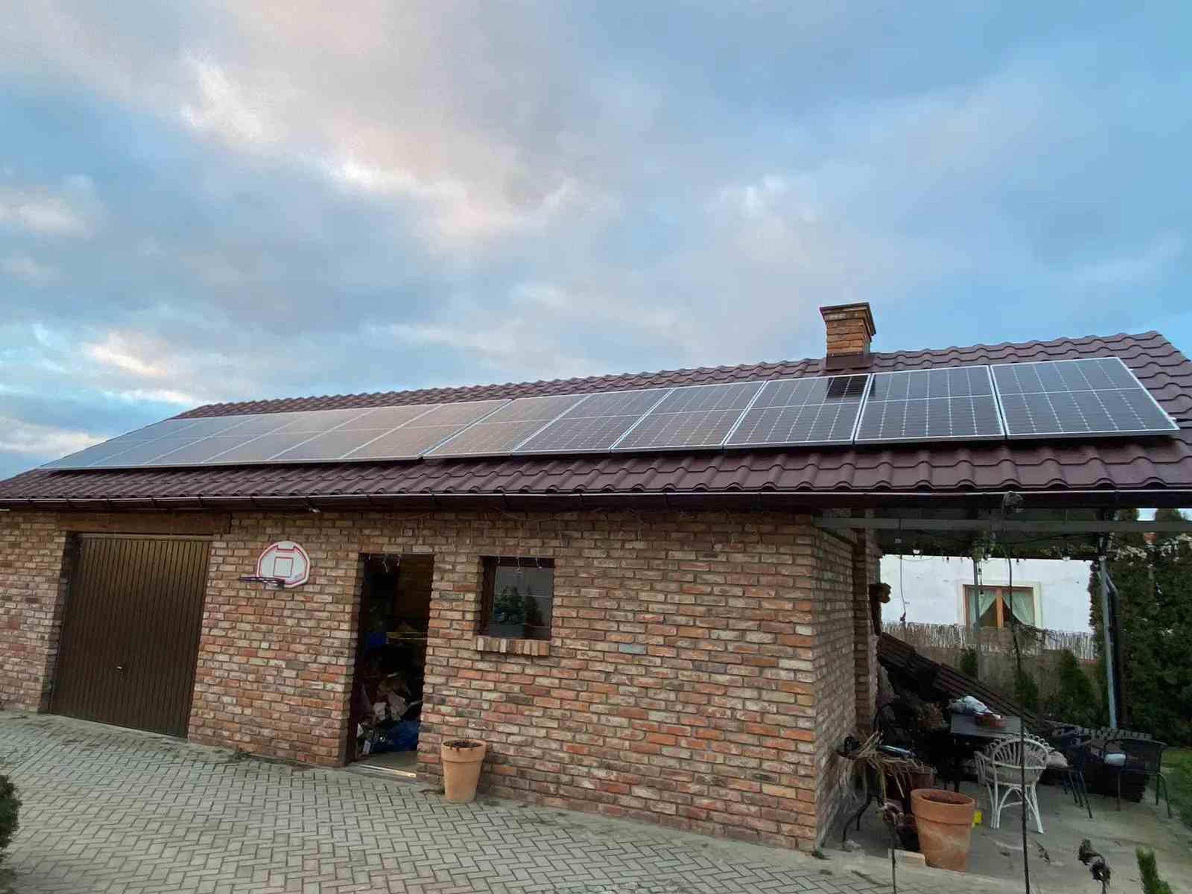 instalacja fotowoltaiczna na dachu