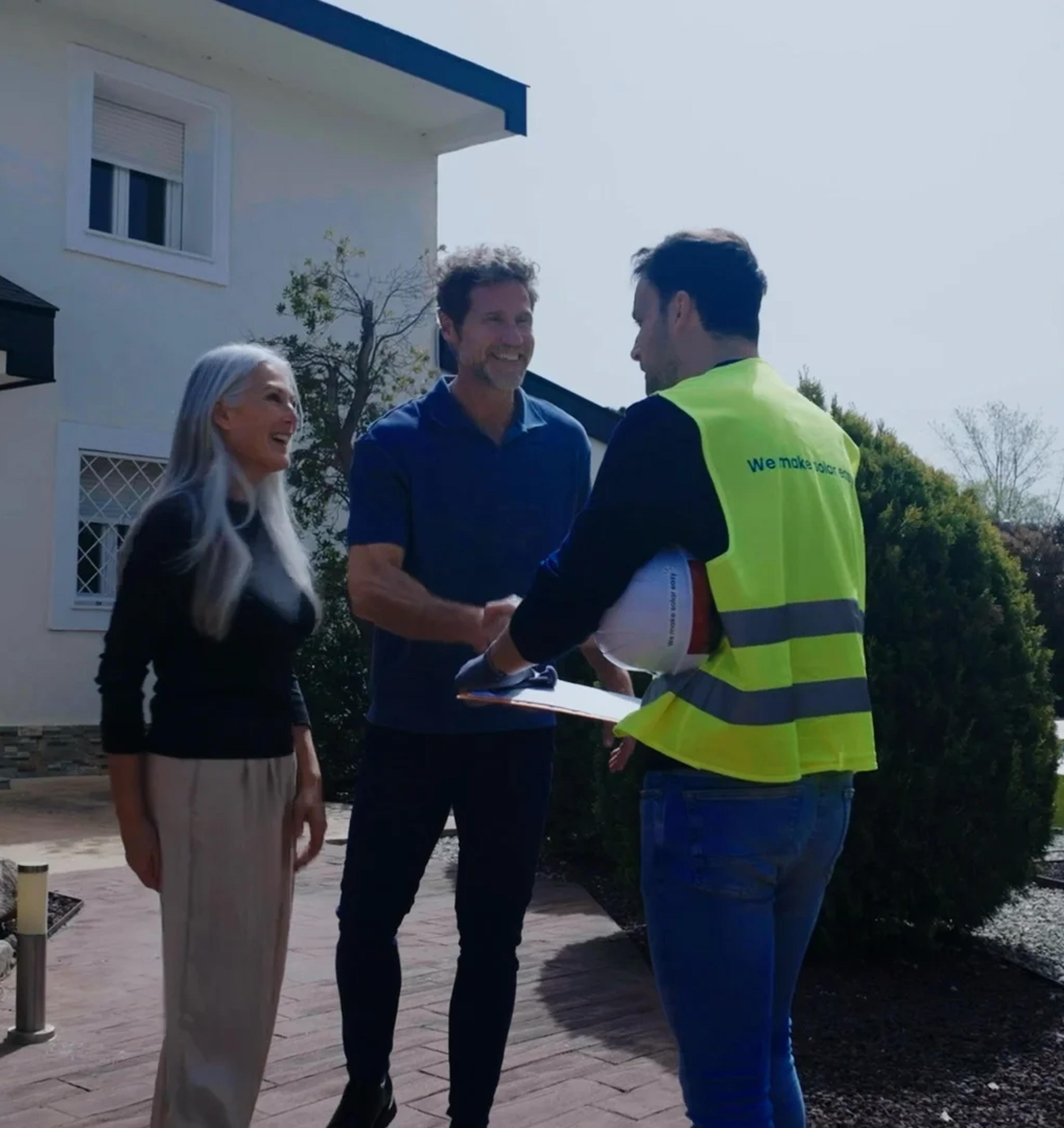 pareja hablando con un instalador