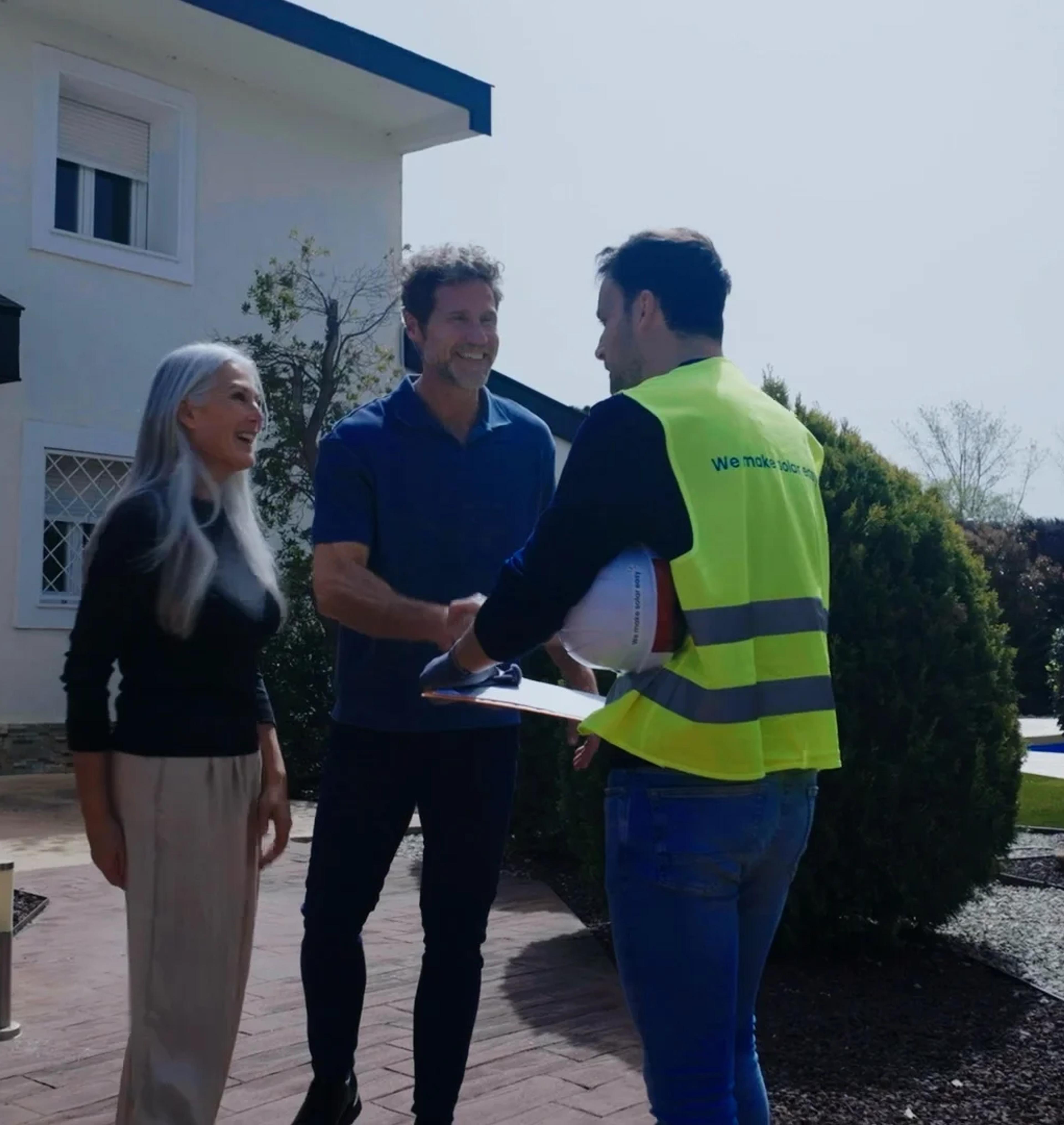 casal a falar com instalador otovo