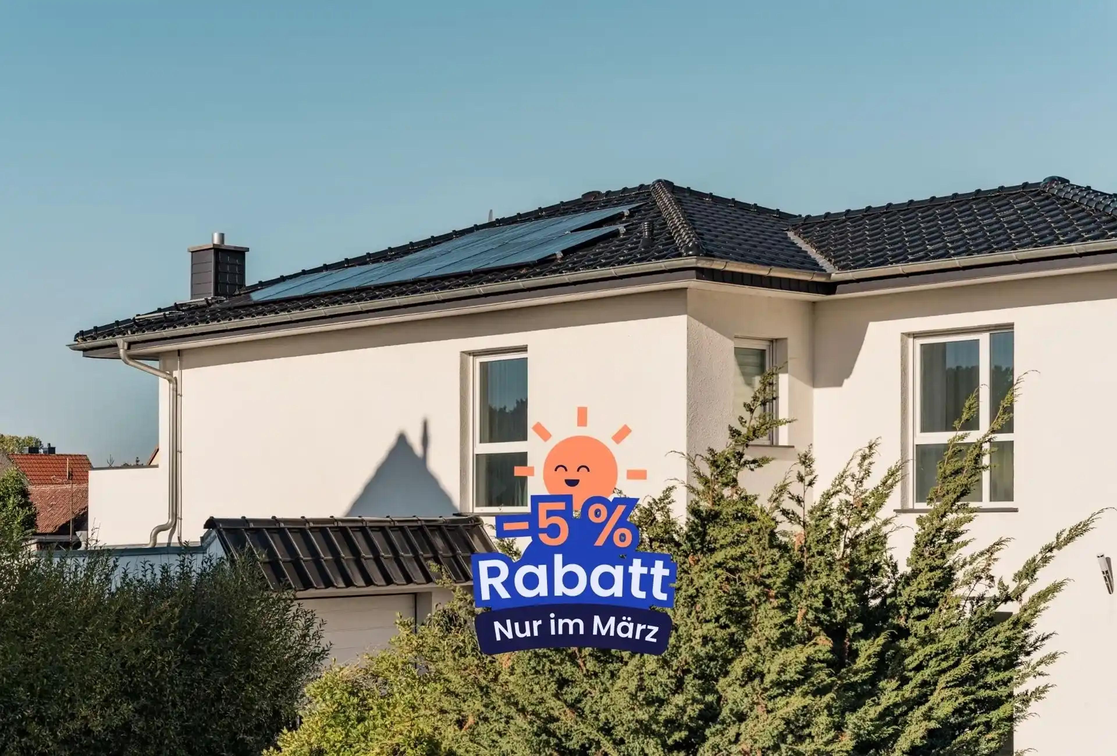 Haus mit Photovoltaikanlage auf dem Dach