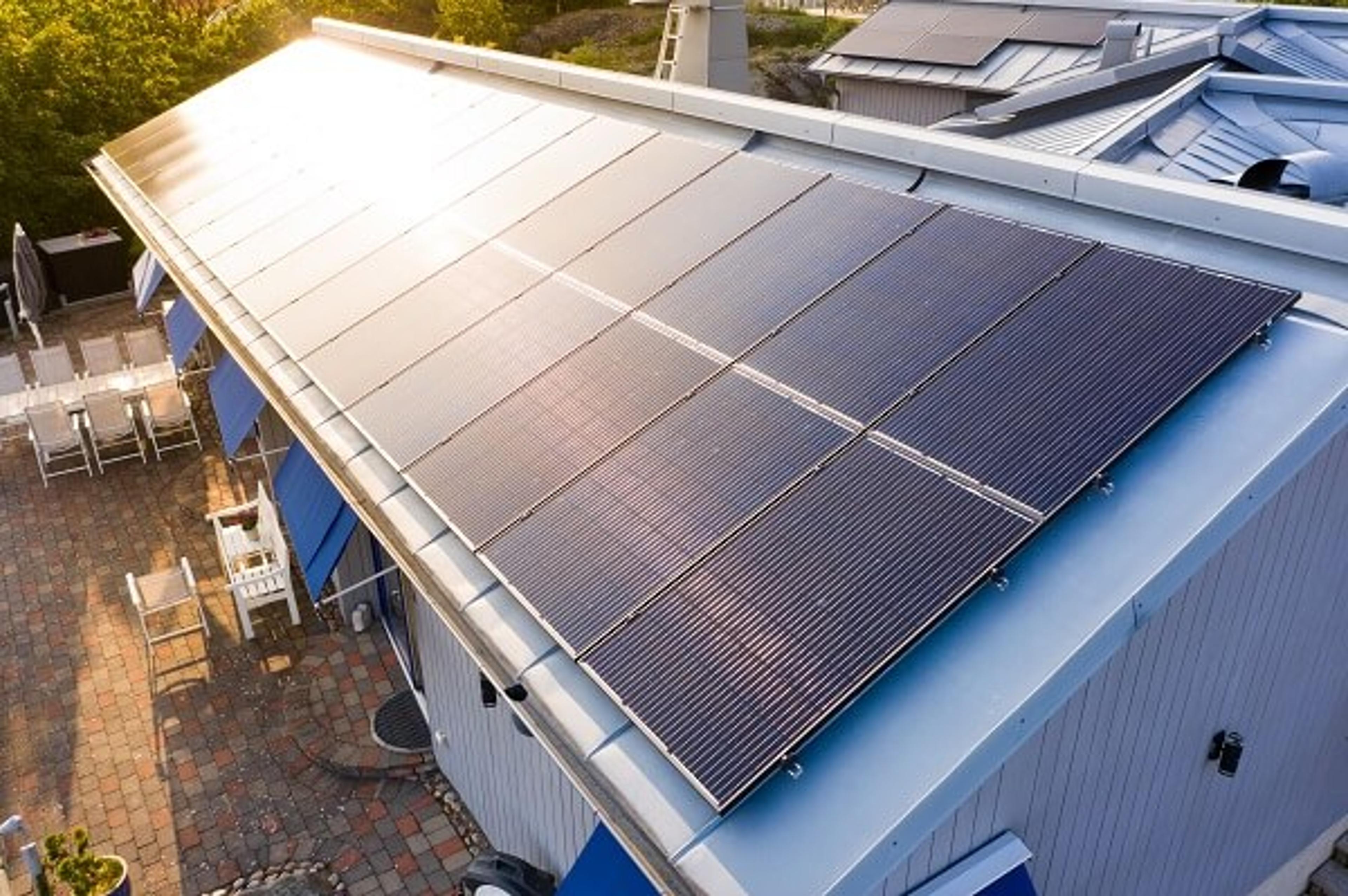 solpaneler installerade på hustak