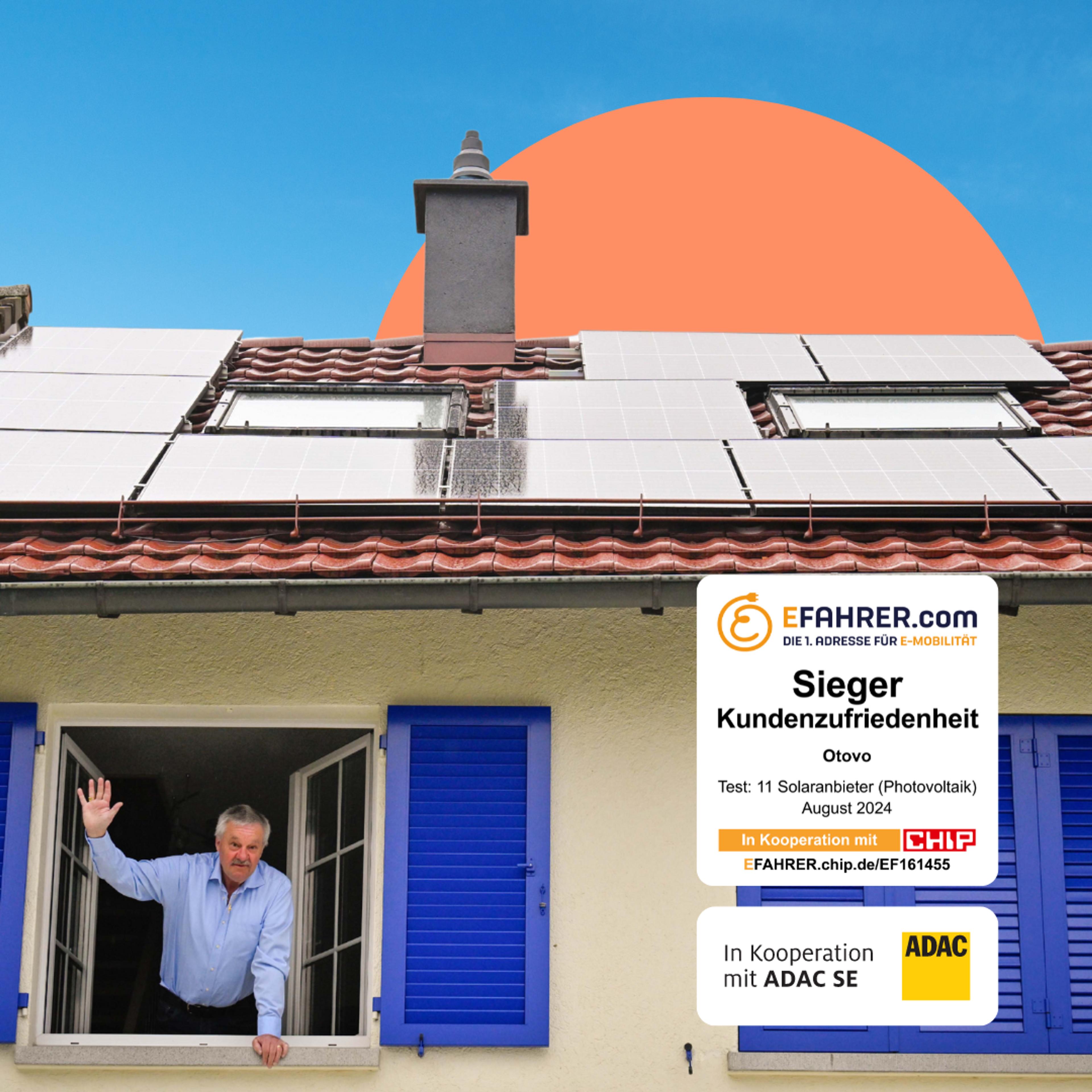 Ein Otovo Kunde mit Solaranlage auf seinem Dach winkt aus einem Fenster heraus.