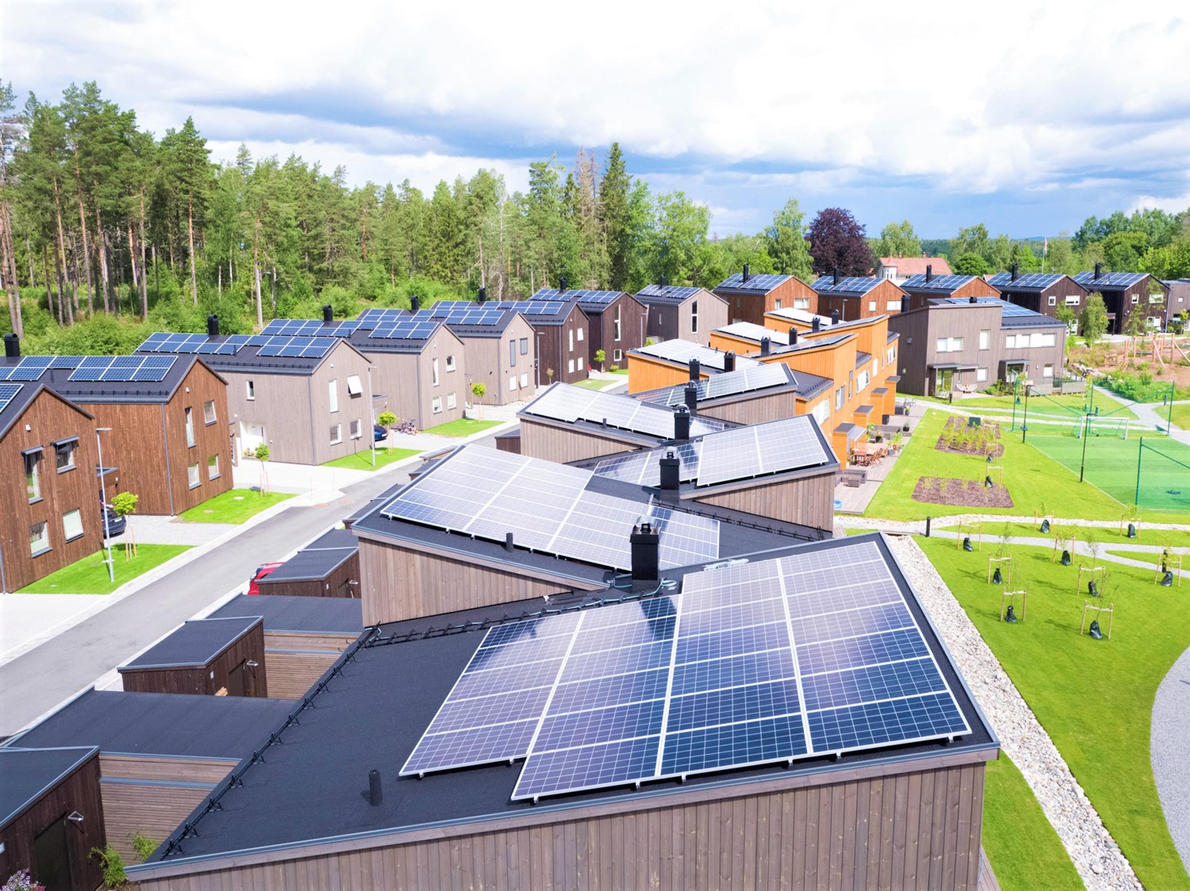en blokk med hus som har solcellepaneler