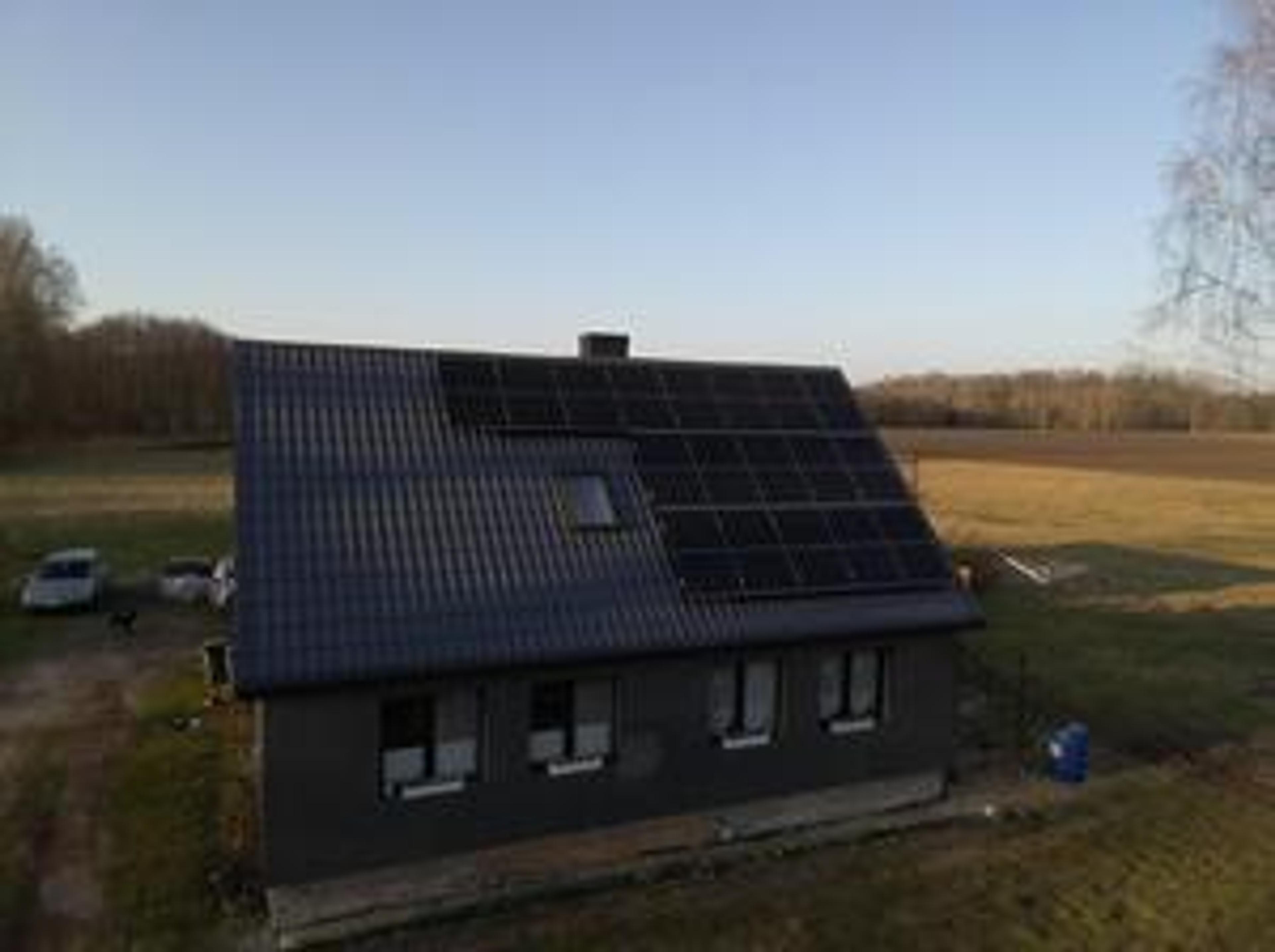 instalacja fotowoltaiczna na dachu