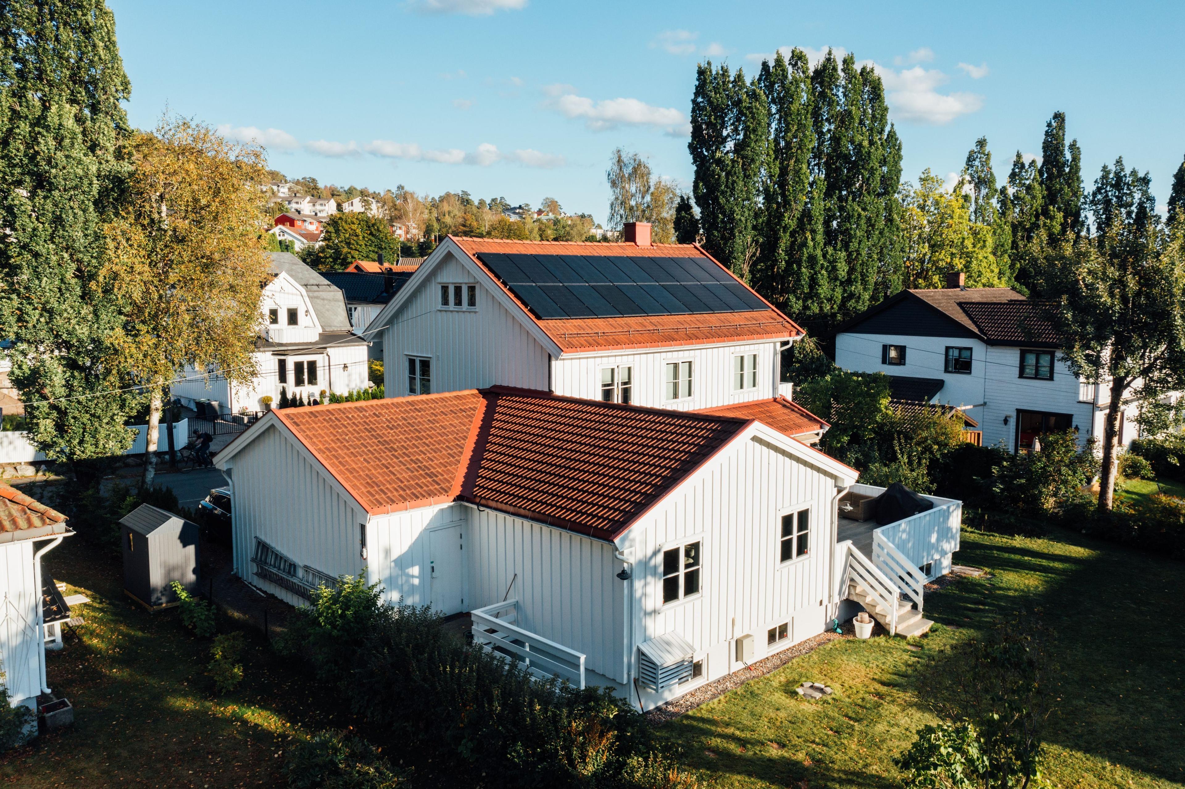 painéis solares instalados num telhado