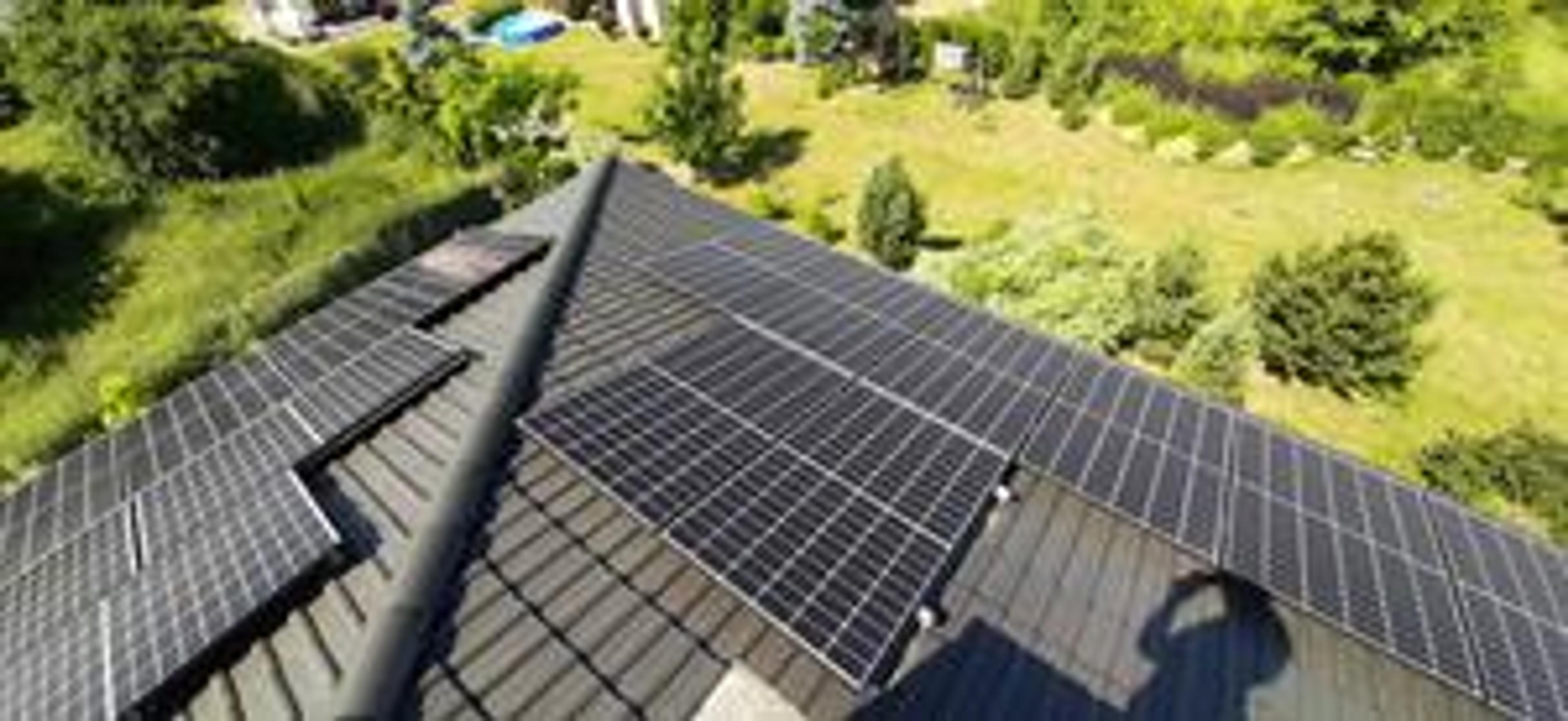 instalacja fotowoltaiczna na dachu