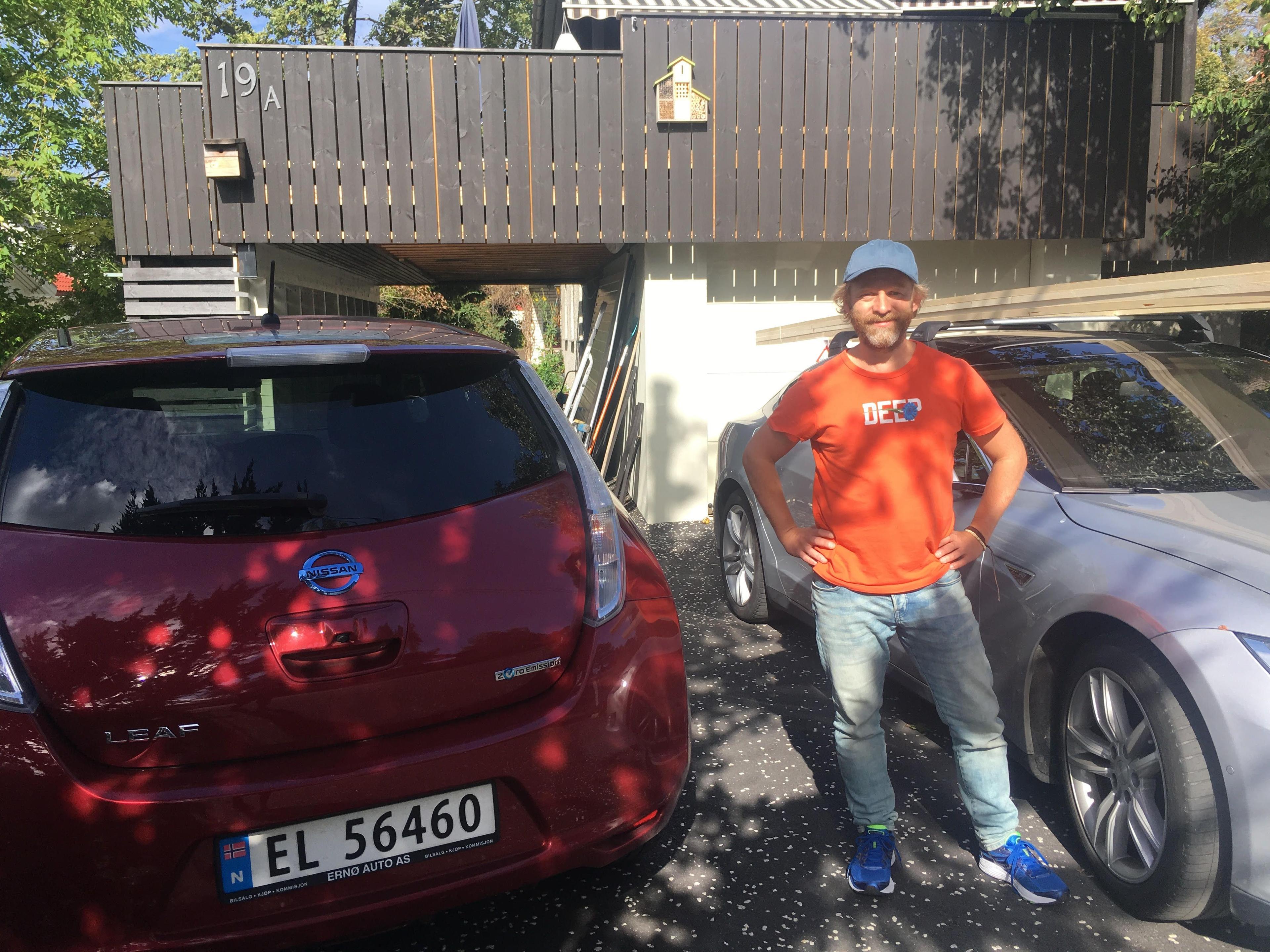 terje framför bilar och hus