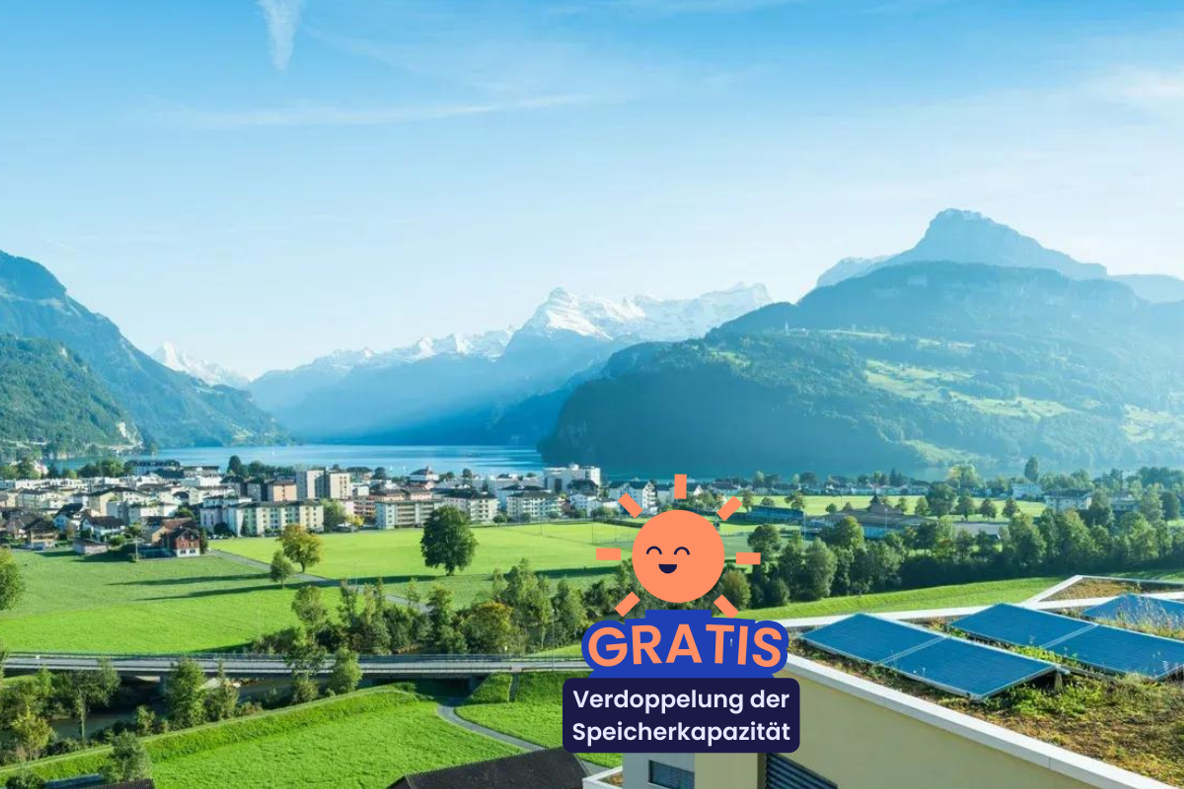 Gebäude mit Photovoltaikanlage mit schweizer Landschaft im Hintergrund  