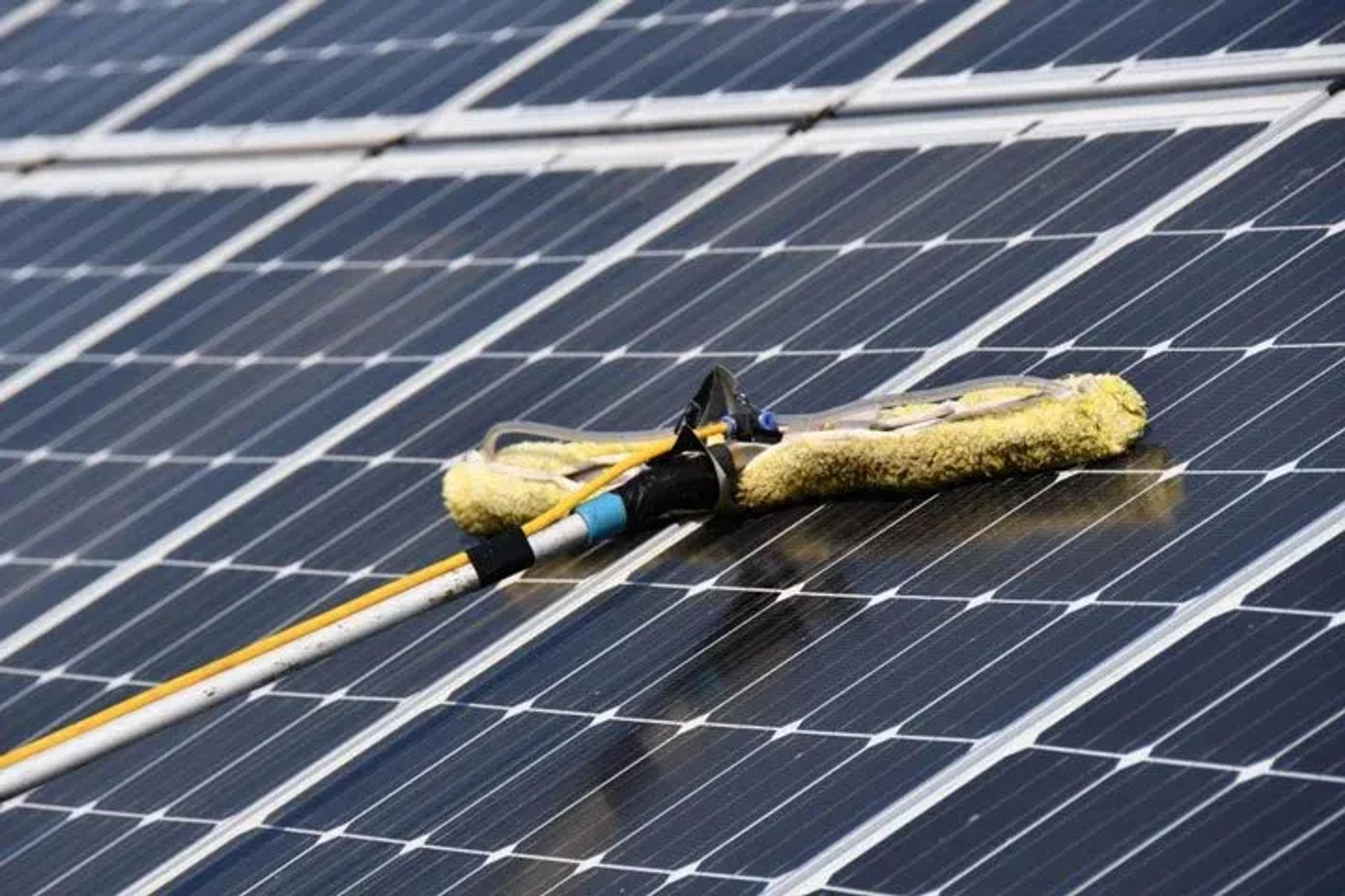 nettoyage des panneaux solaires à l'aide d'un balai télescopique