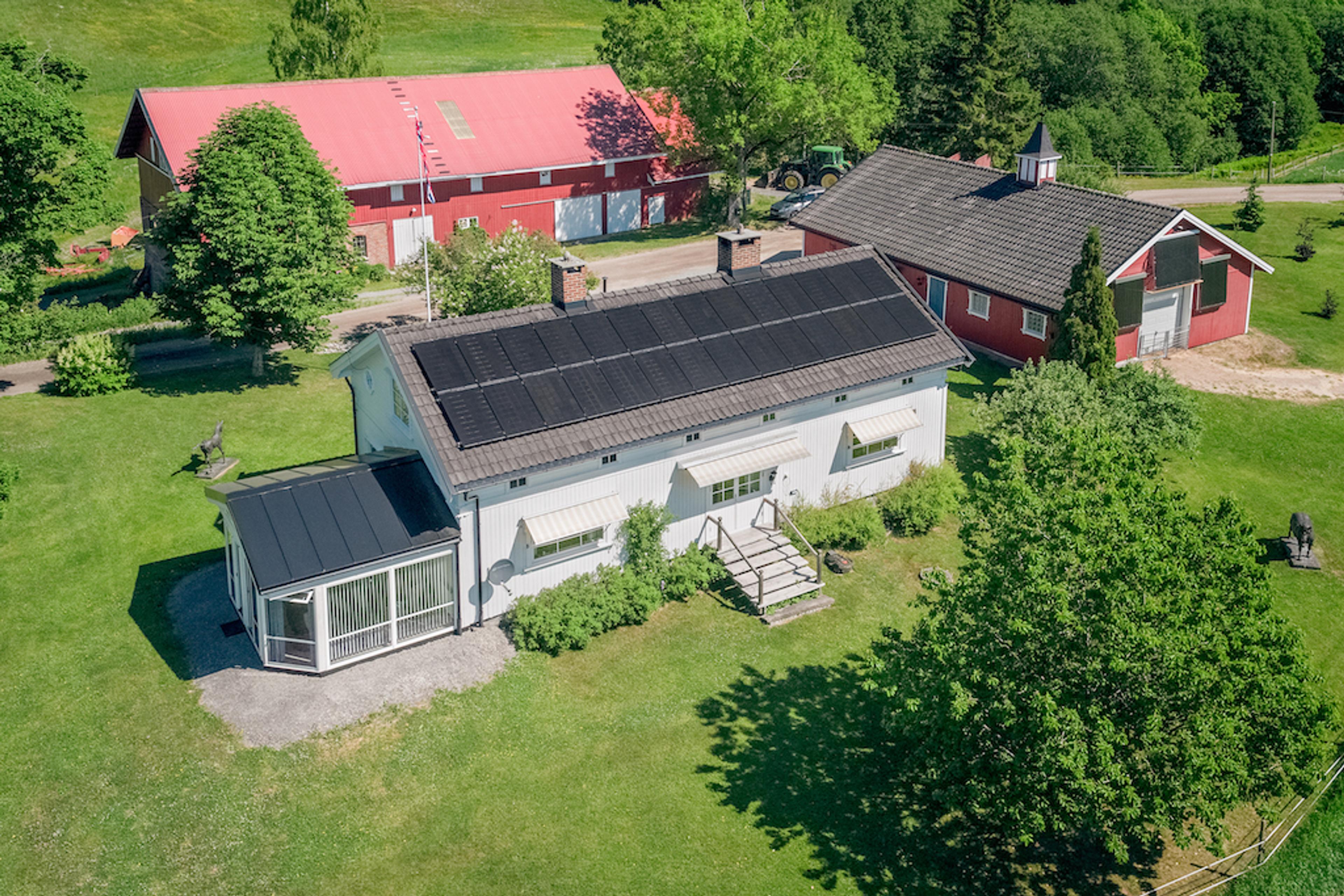 villa med solpaneler monterade taket