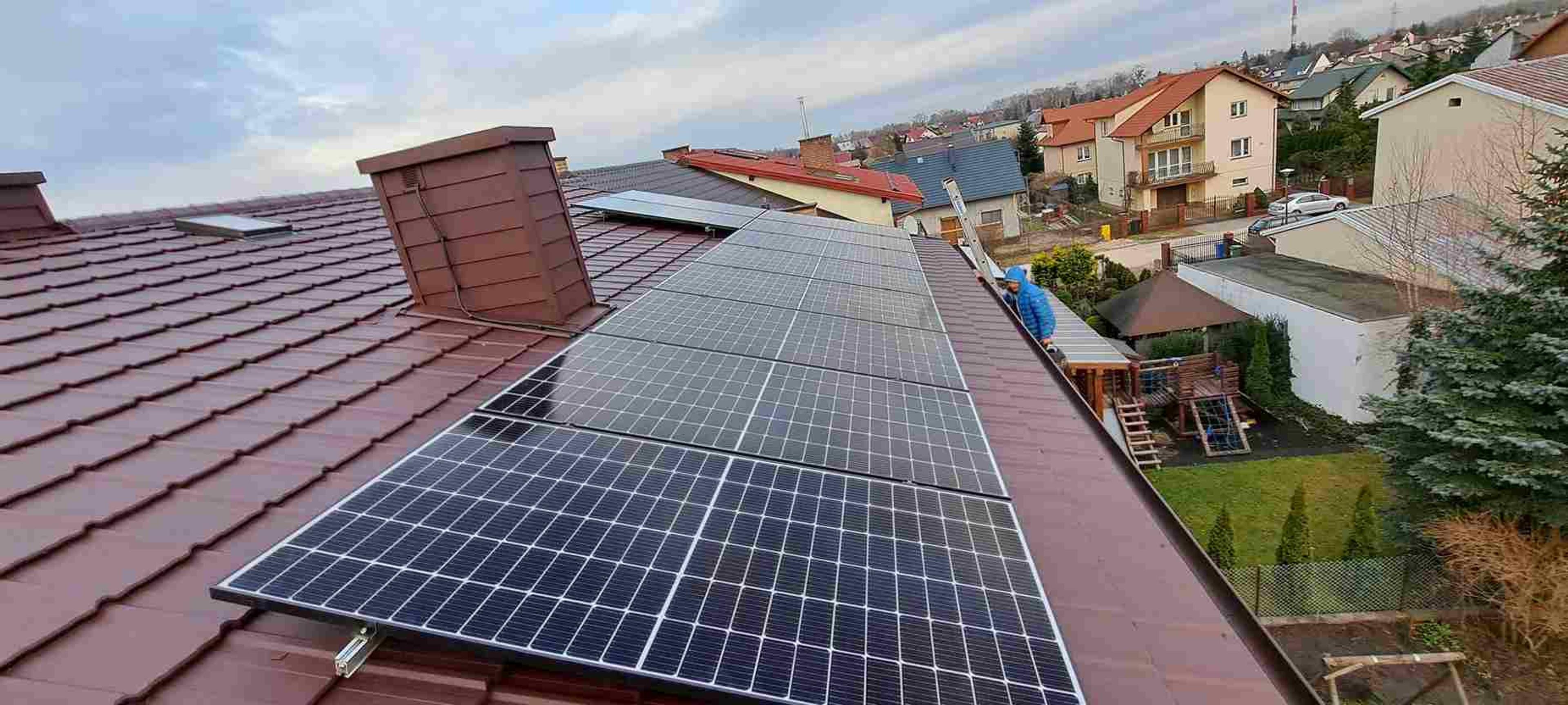 instalacja fotowoltaiczna na dachu
