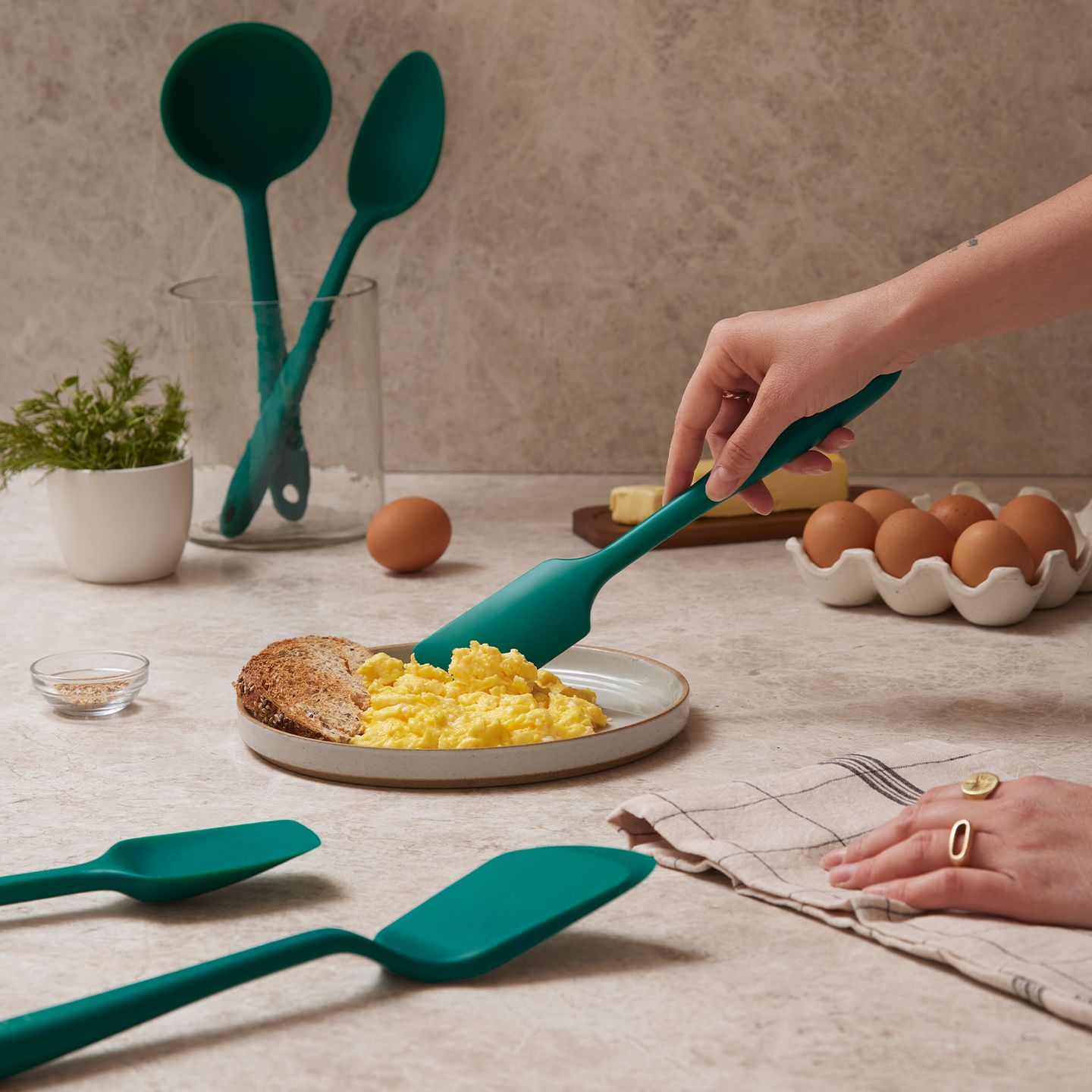 Gir cooking utensils in dark green.