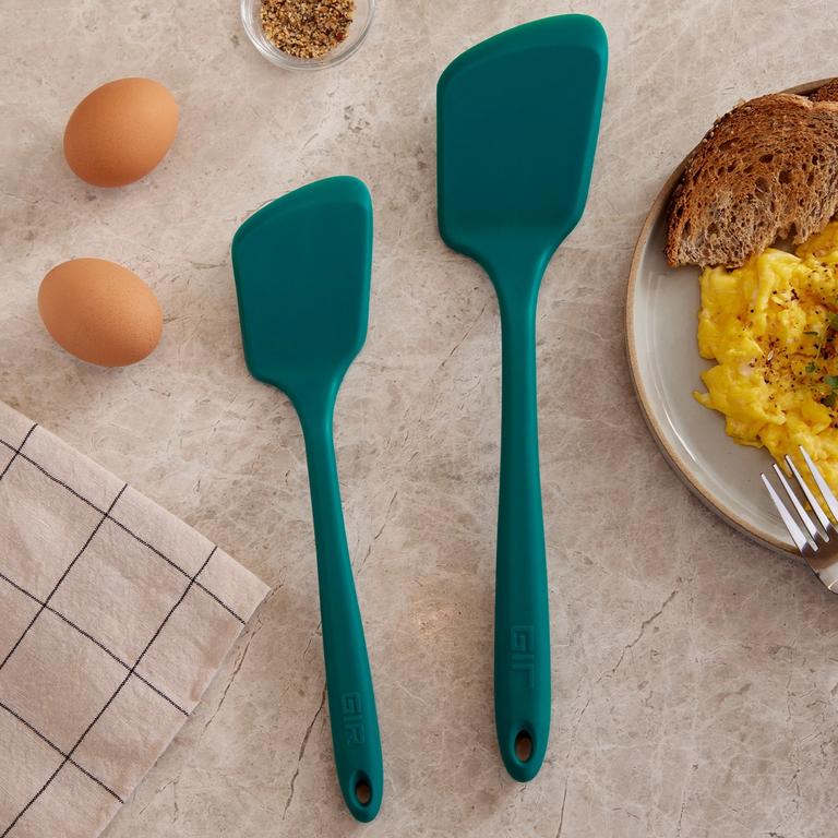 A size comparison of the flip spatula.