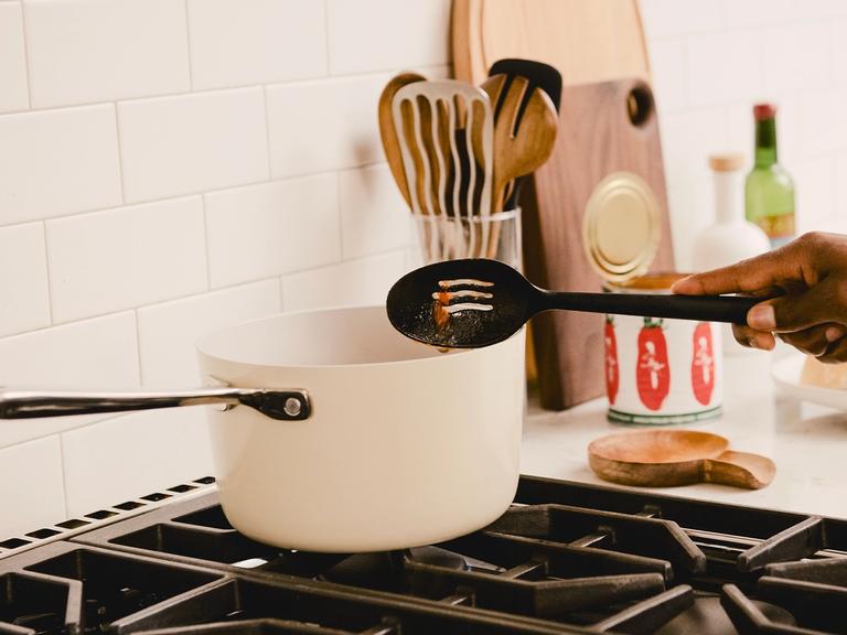 PDP - 5050 Media - Kitchen accessories - Clean easier - Mobile Image