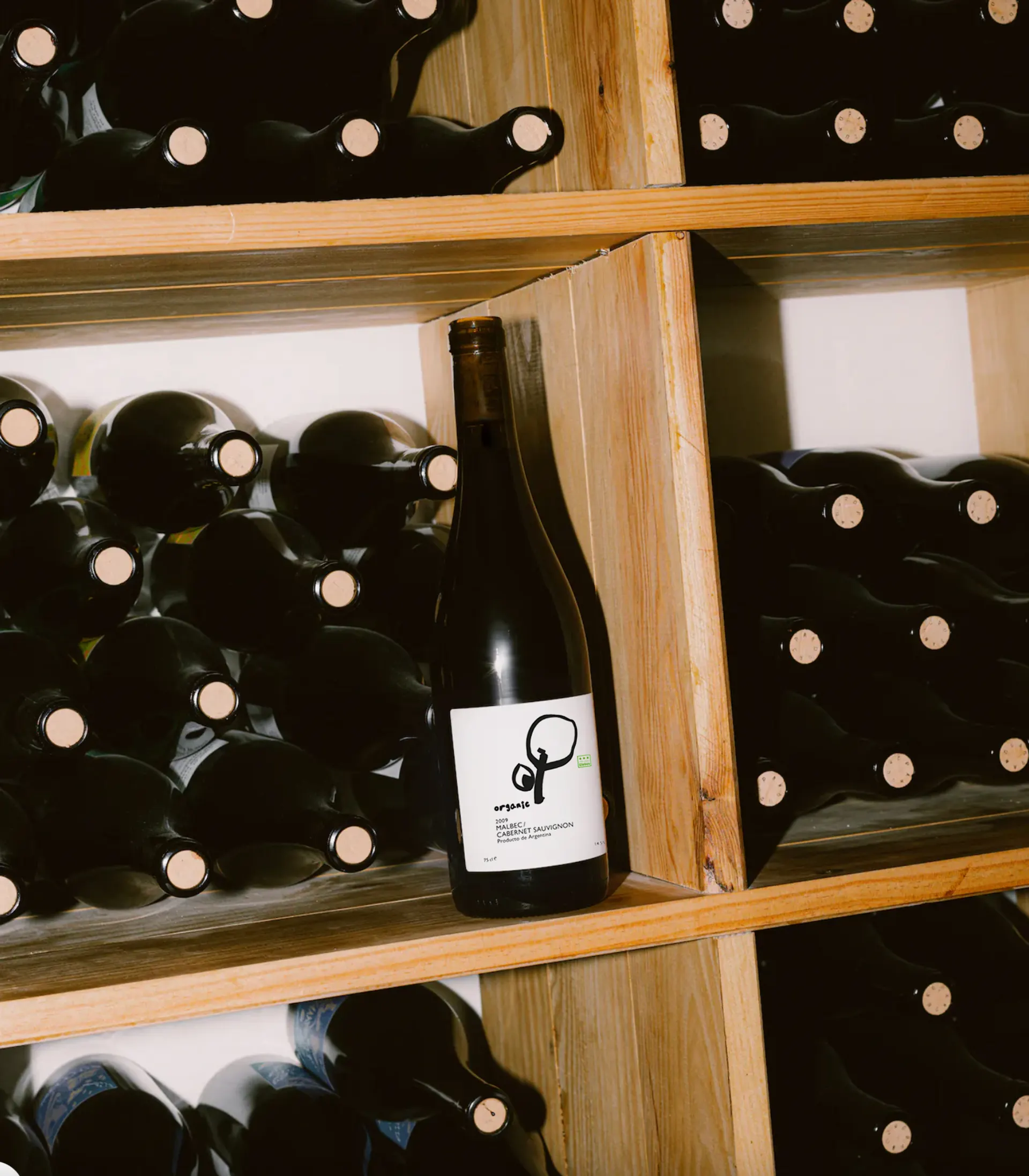 Timeless label design capturing the essence of craftsmanship.