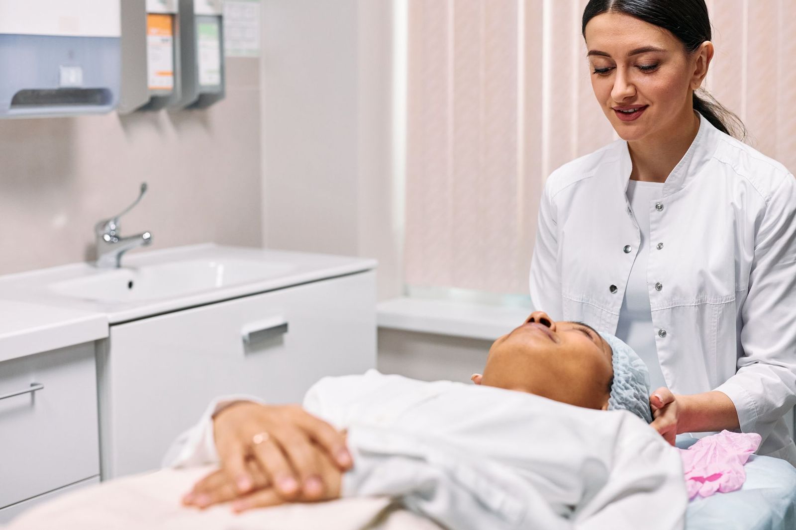 鏡で肌の状態を確認する様子