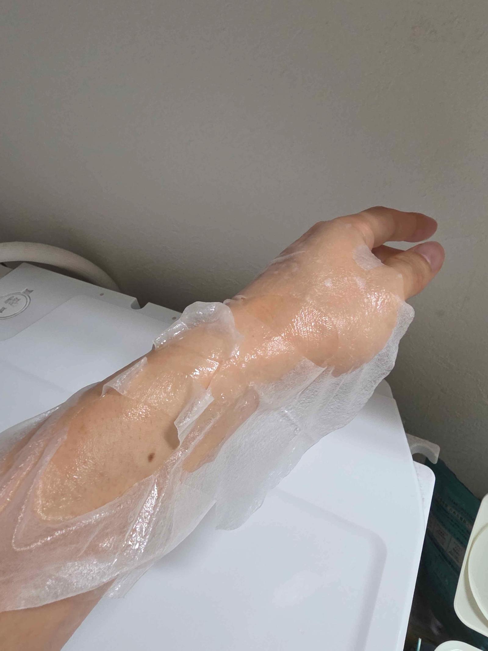 Pureal クリアエッセンスマスクのシートを腕に乗せた質感確認写真