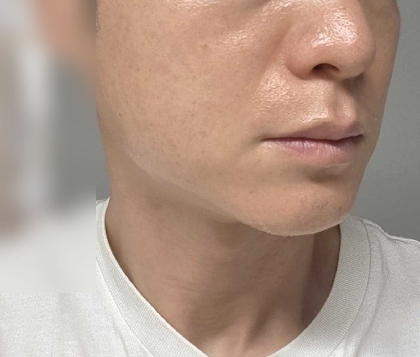 Abib エアリーサンスティックを顔に塗った状態（白浮きせず自然なツヤ）