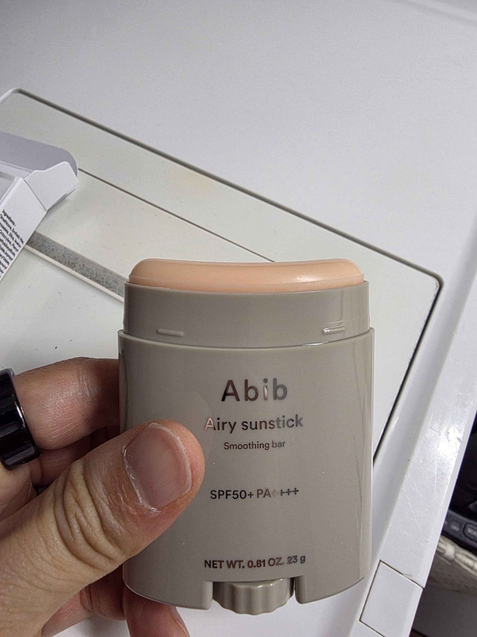 Abib エアリーサンスティックを繰り出した中身（ほんのり肌色のバー）