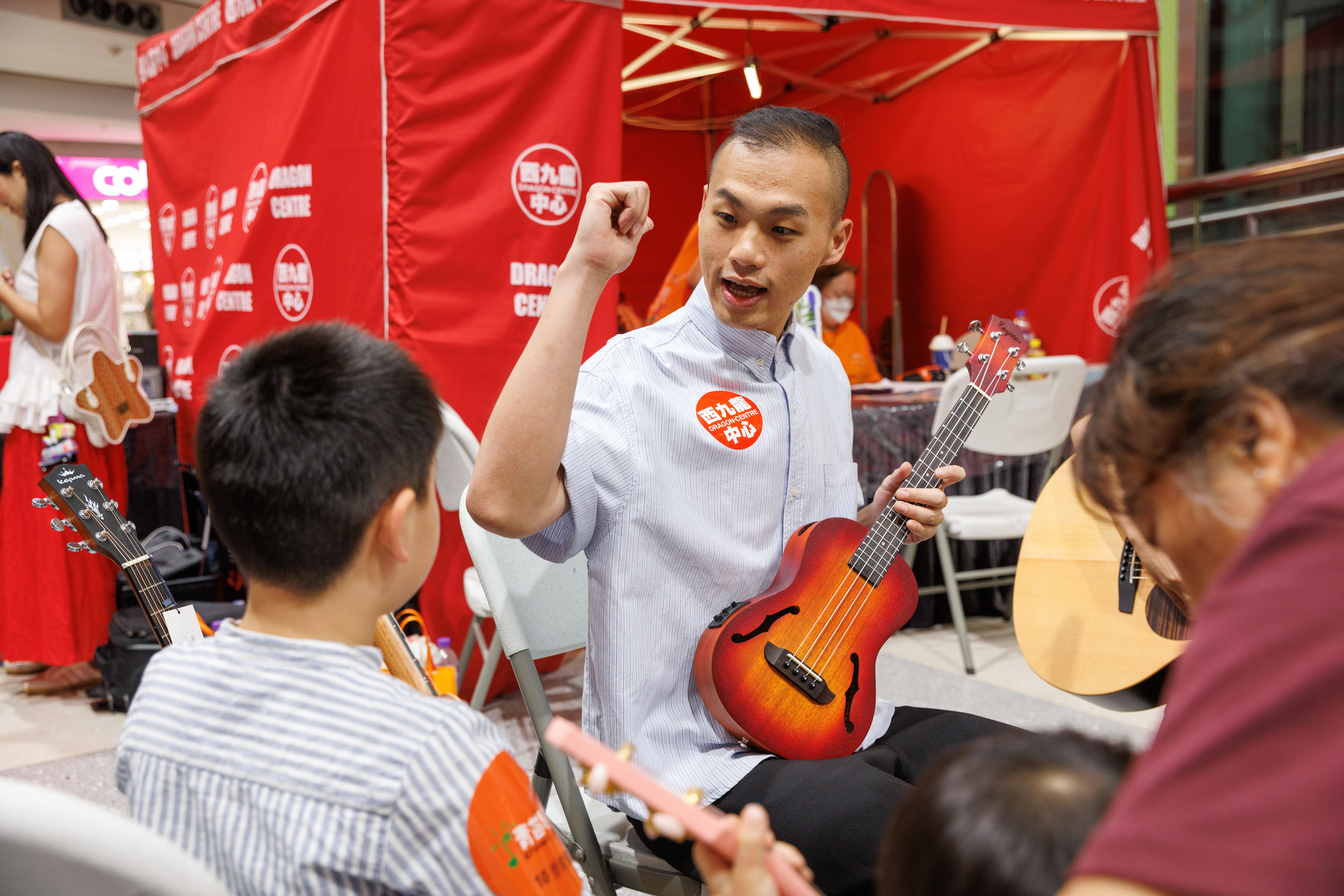 現場學員參與烏克麗麗體驗工作坊、手工藝創作與趣味夾公仔遊戲