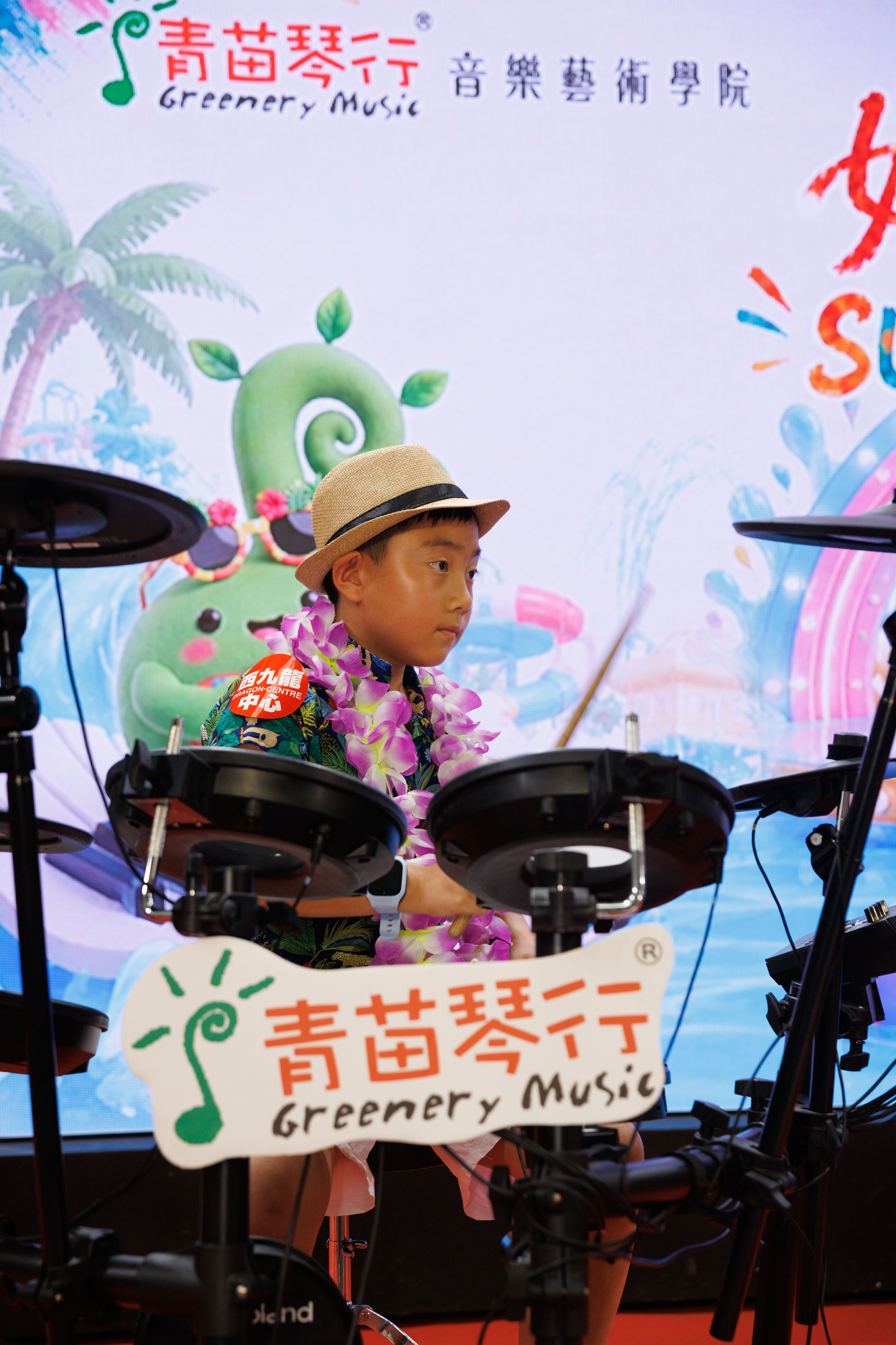 青苗琴行學員在好玩藝術家 Summer Show 舞台上專注演奏電子鼓