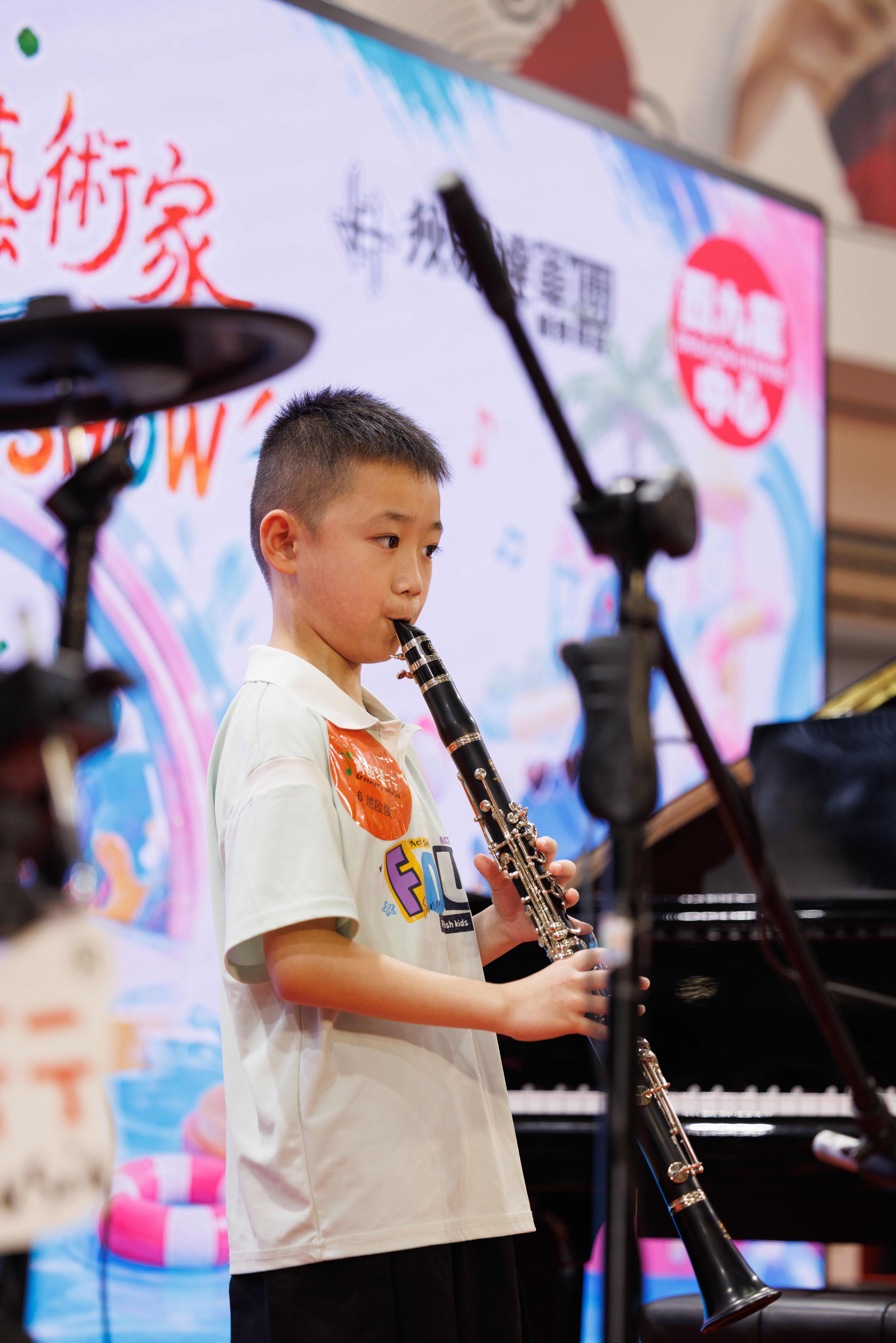 青苗琴行學員在好玩藝術家 Summer Show 舞台上專注演奏單簧管