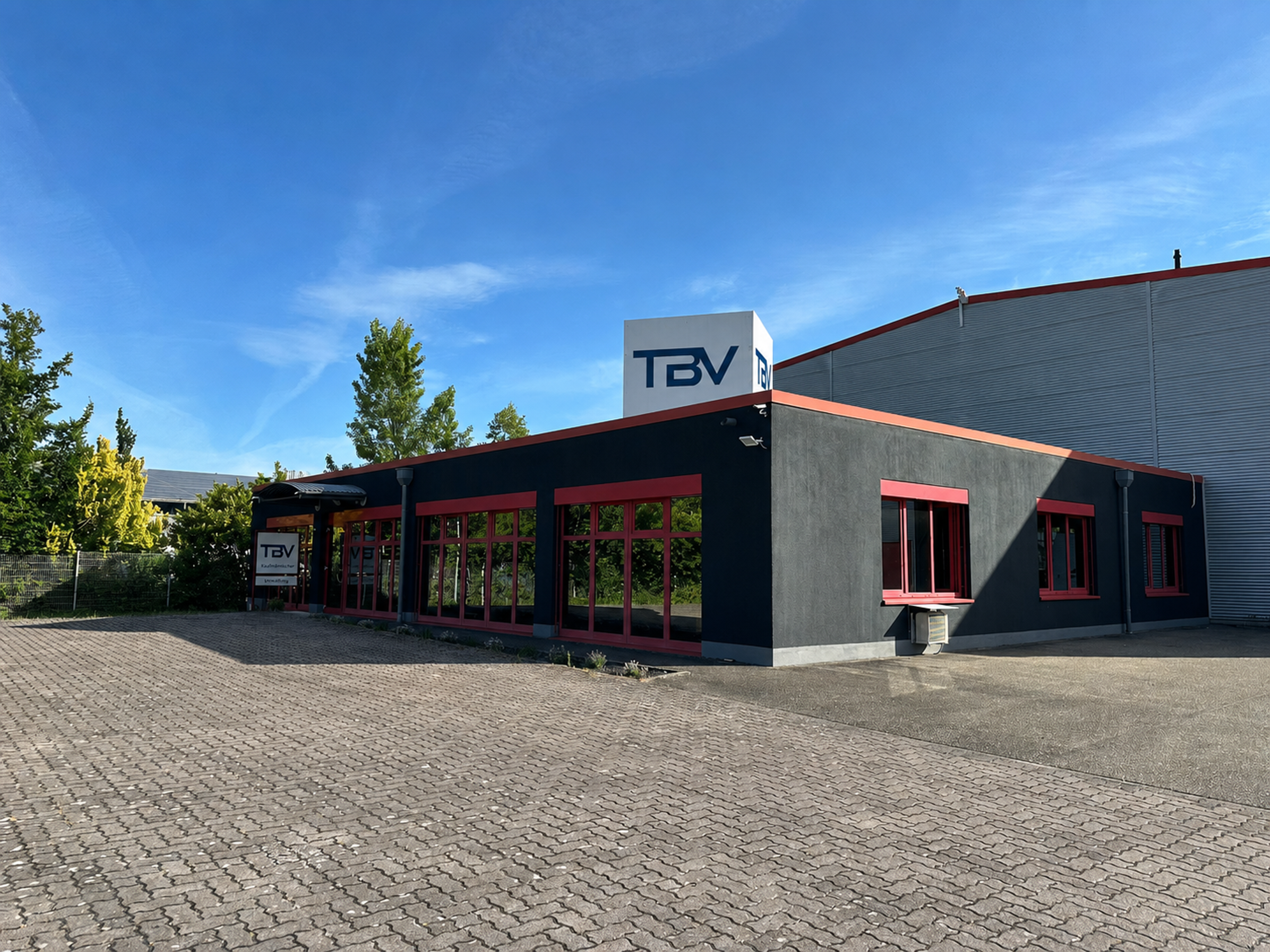 TBV-Firmengebäude in Willstätt mit TBV-Logo-Pylon