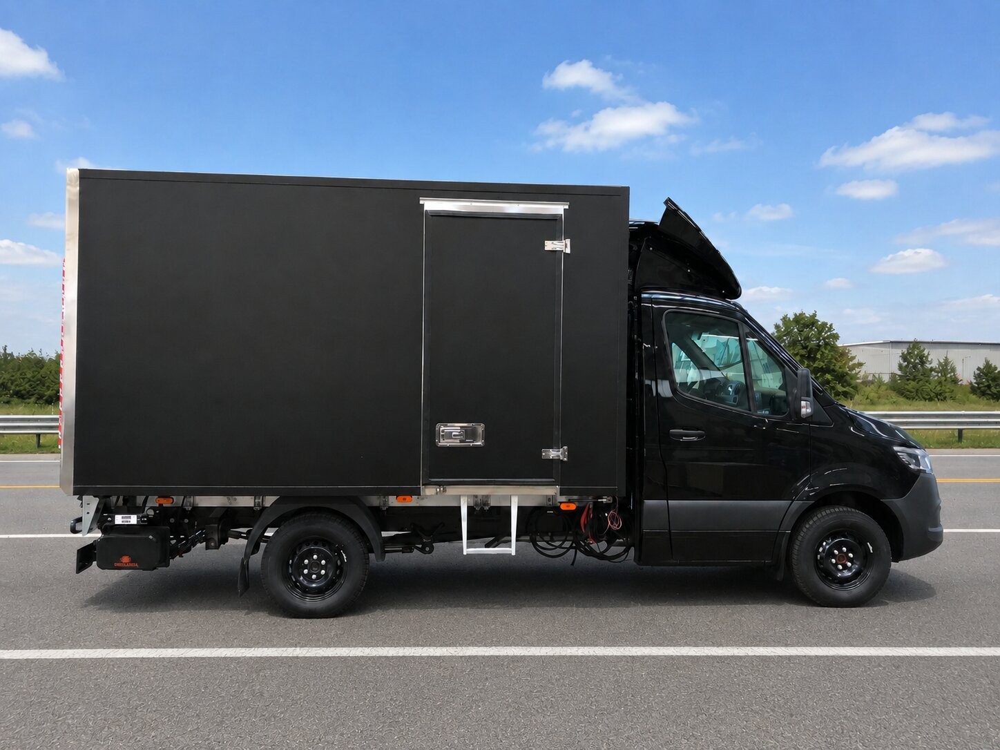 Mercedes-Benz Sprinter Kühltransporter in Schwarz vor TBV-Halle