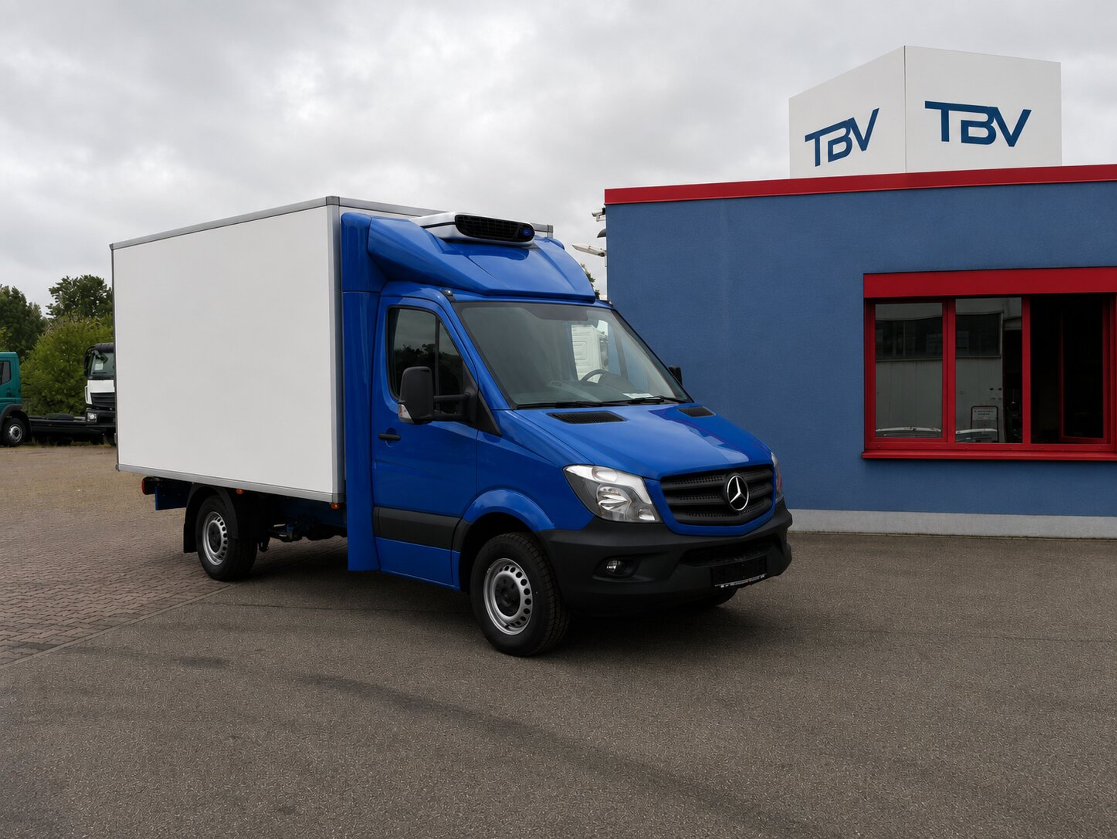 Mercedes-Benz Sprinter Kühltransporter in Blau vor TBV-Halle