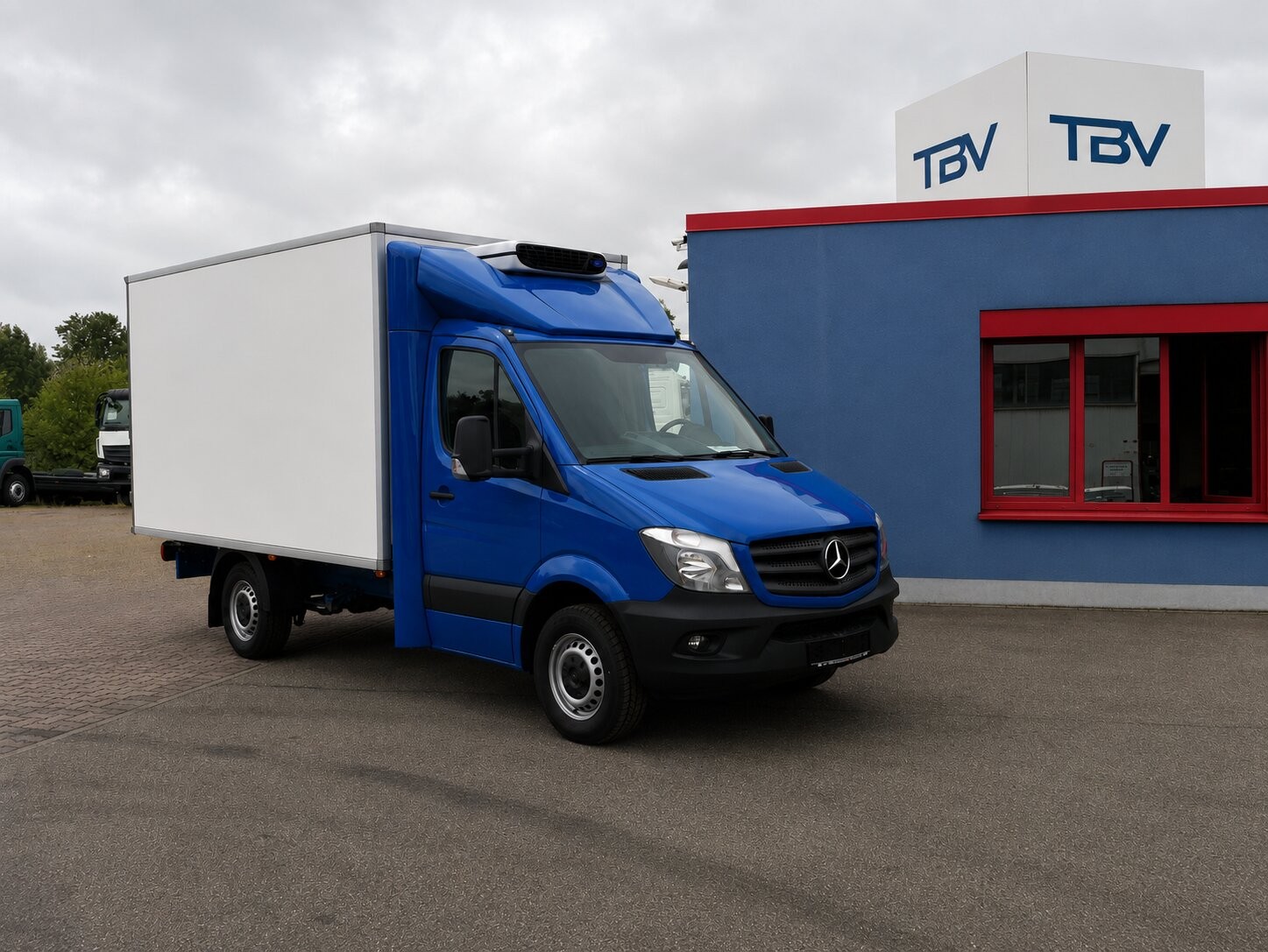 Mercedes-Benz Sprinter Kühltransporter in Blau vor TBV-Halle