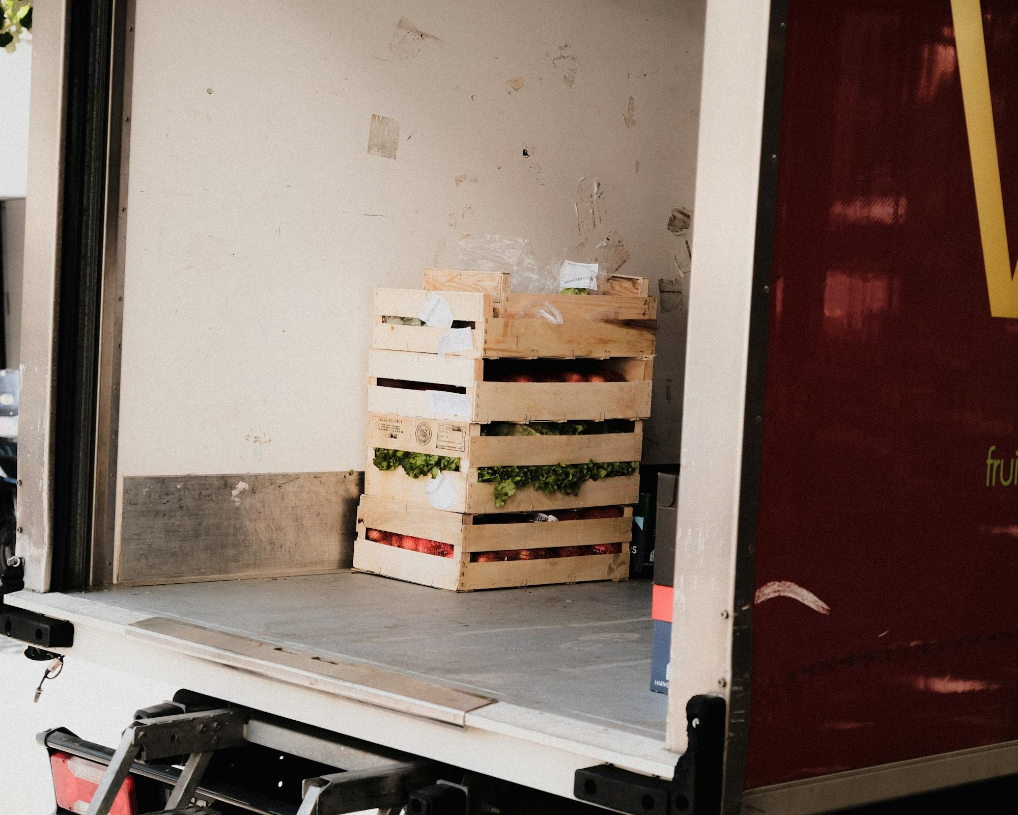 Frische Ware wird in den Kühltransport verladen