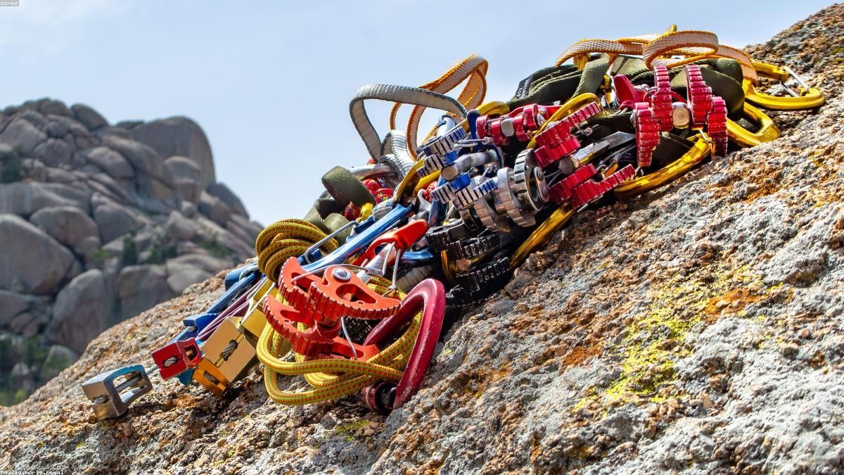 Horizontal vs. Vertical Lifeline Systems: A Fall-Protection Manufacturing Guide