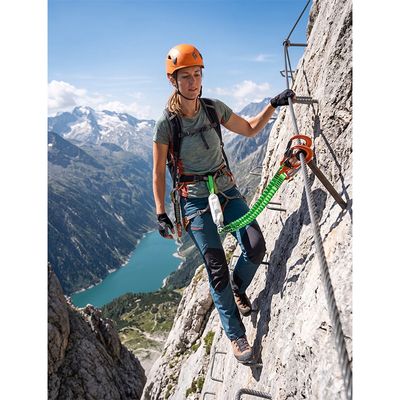 Kletterer mit Klettersteigset an einer Seilroute