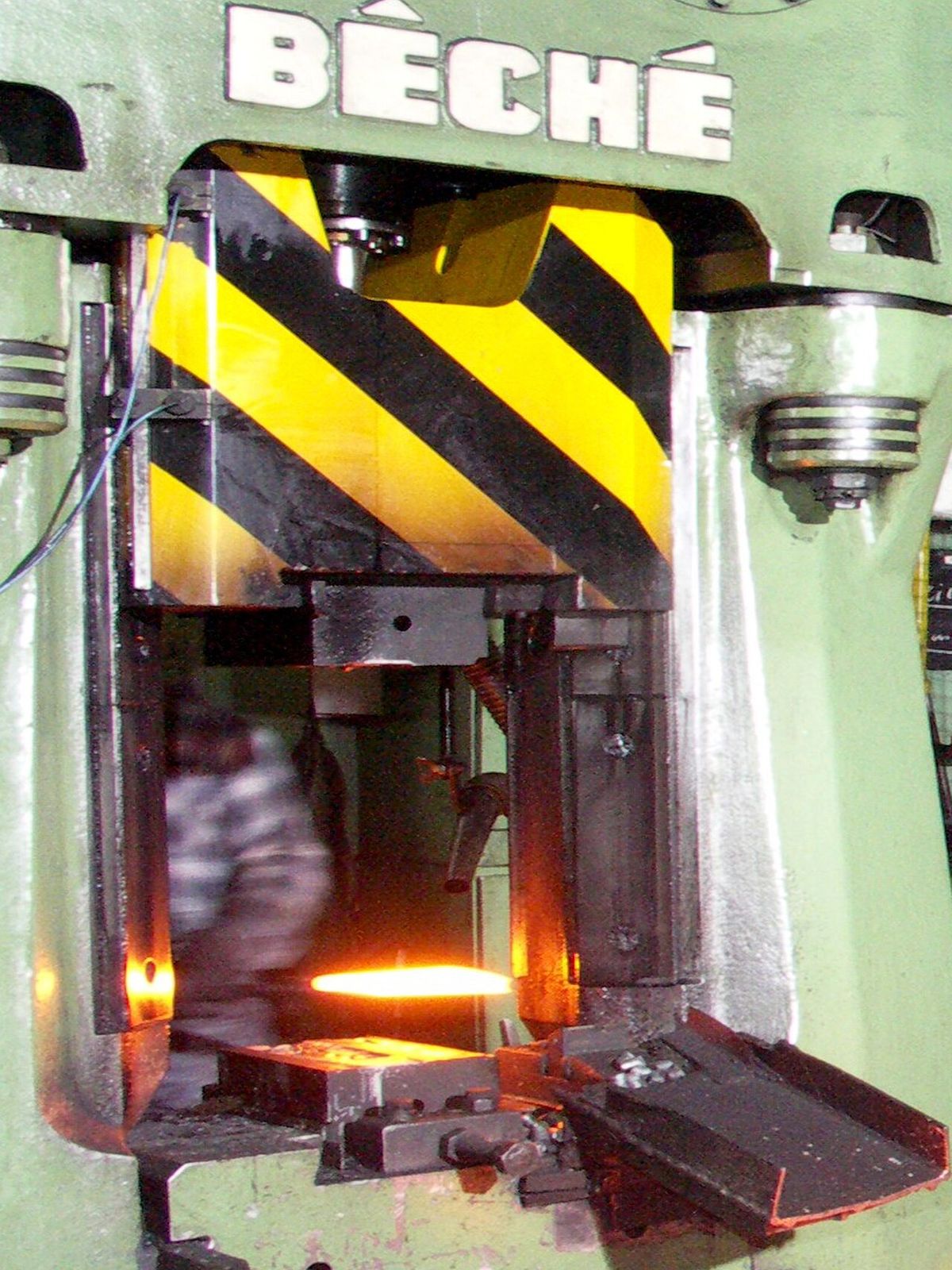 Hot Forging vs Cold Forging for Load-Bearing Safety Hardware