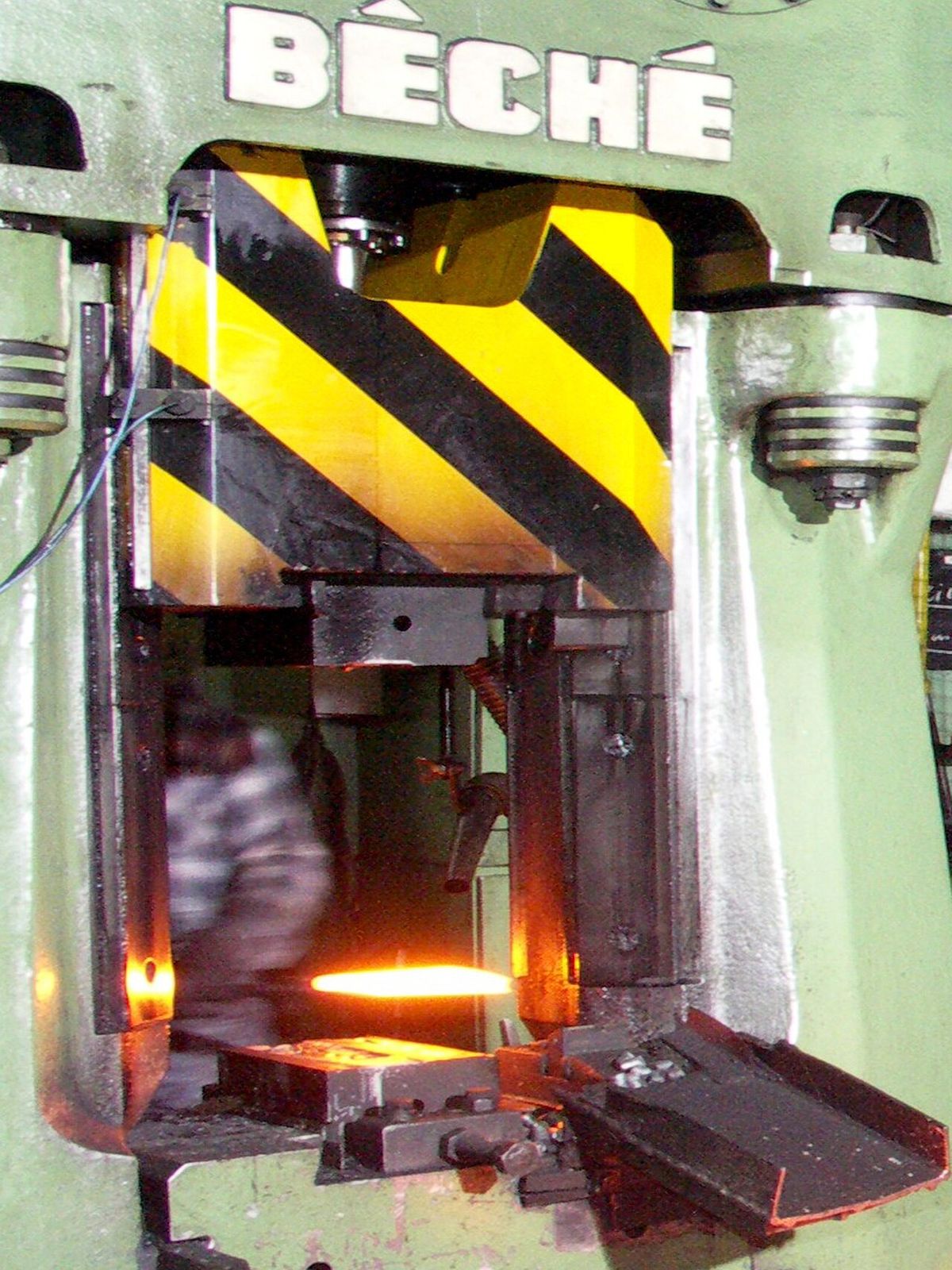 Hot Forging vs Cold Forging for Load-Bearing Safety Hardware