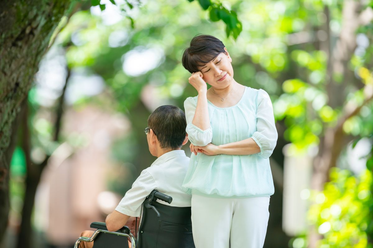 認知症介護のストレスや困難を表現した写真
