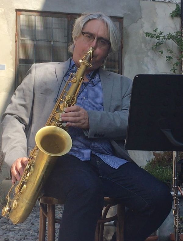 Aldevis Tibaldi [playing sax