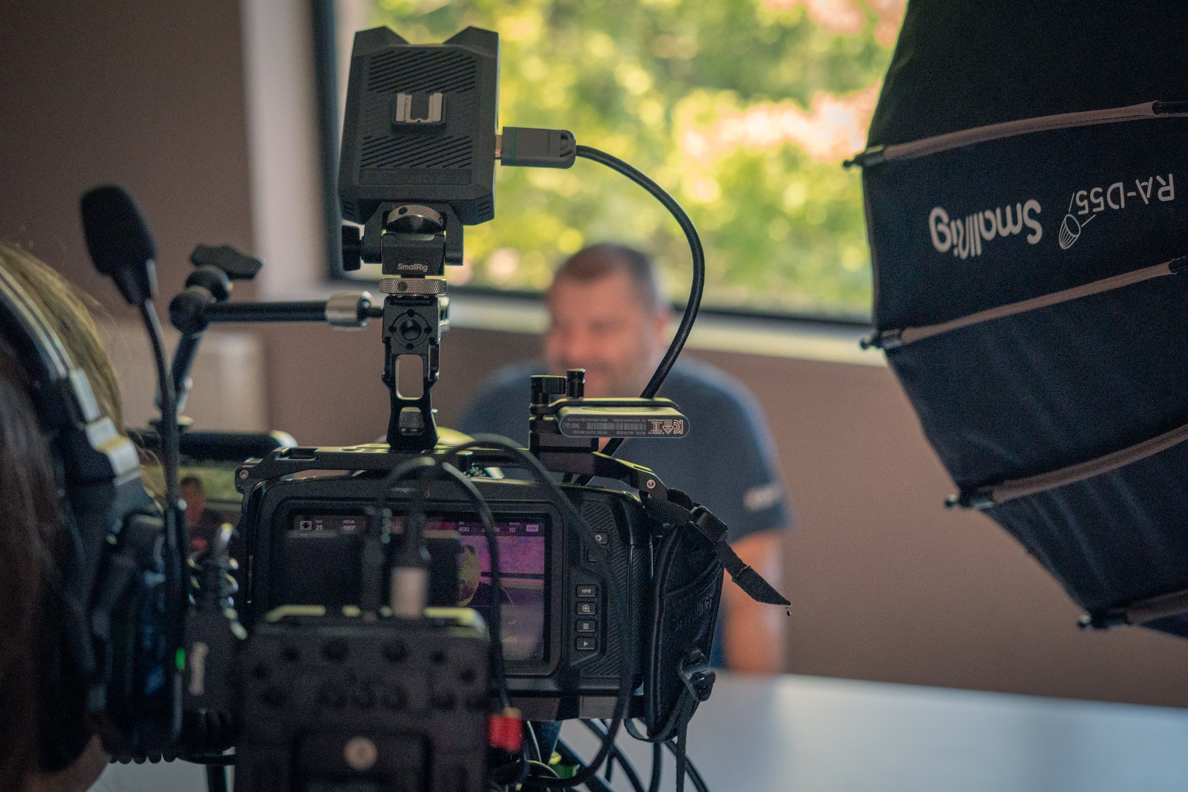 Camera equipee et boite a lumiere, l'interviewe flou derriere