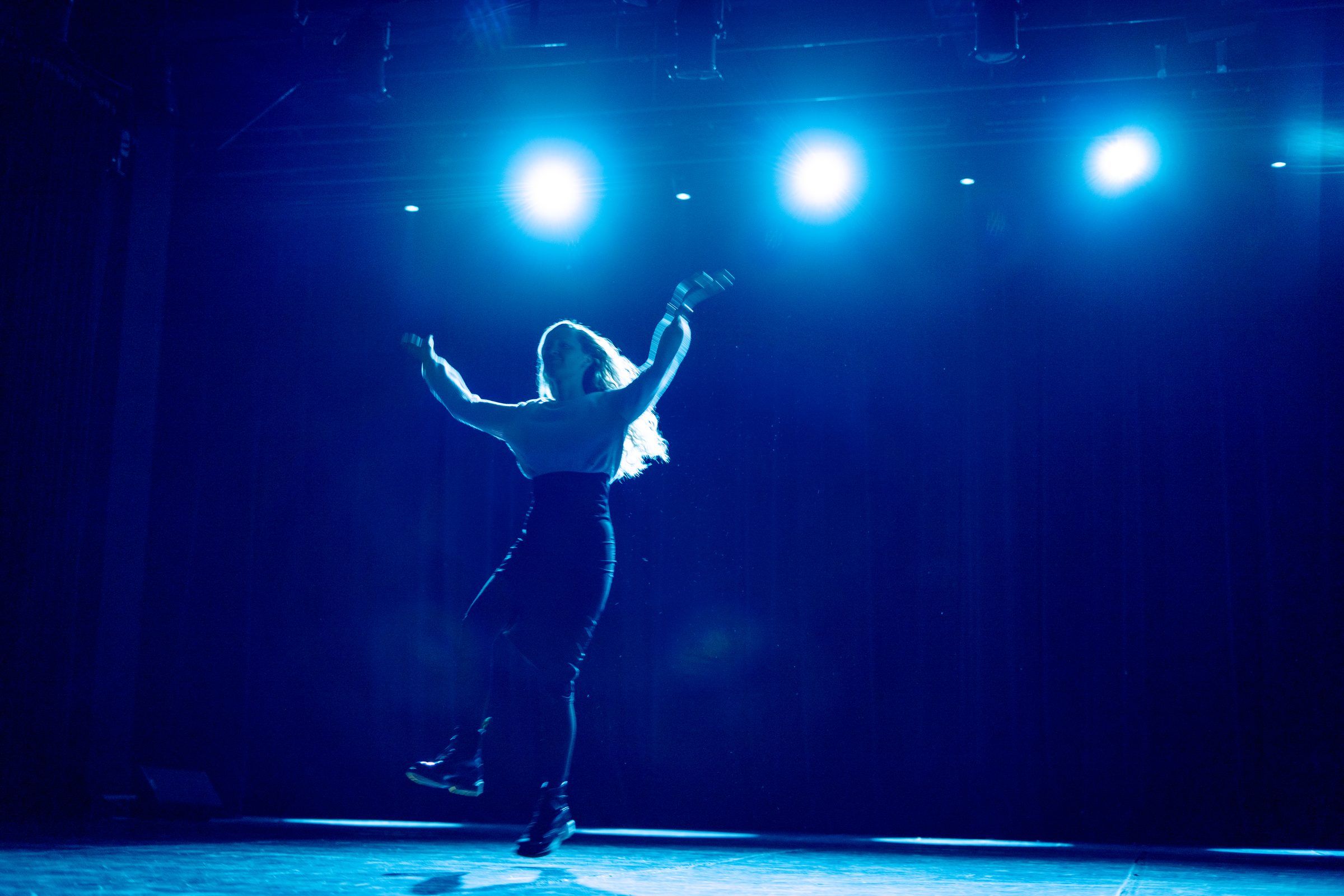 Silhouette dansee sous les projecteurs d'une scene