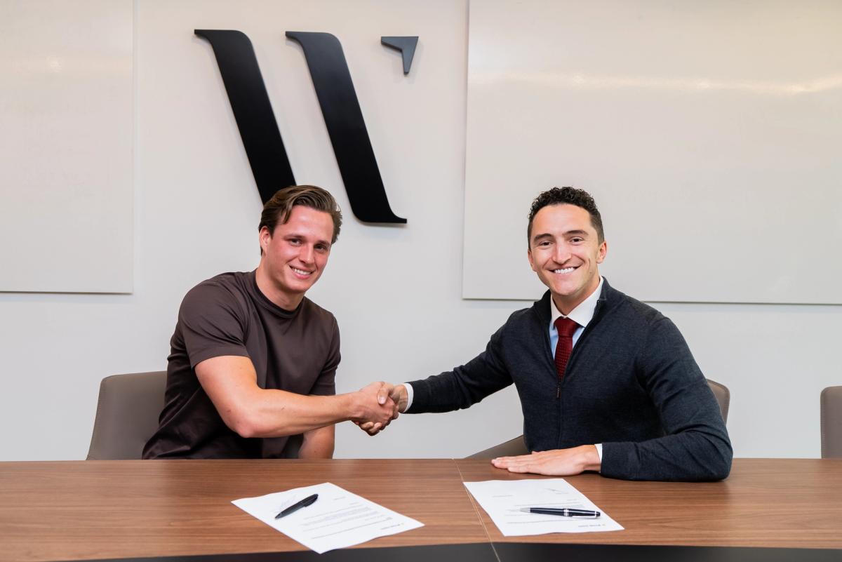 Huub van Eijndhoven (left) signing the partnership with Robin Ubaghs (right), Co-Founder and Chairman of Welfare Group and CEO of Prop.com.