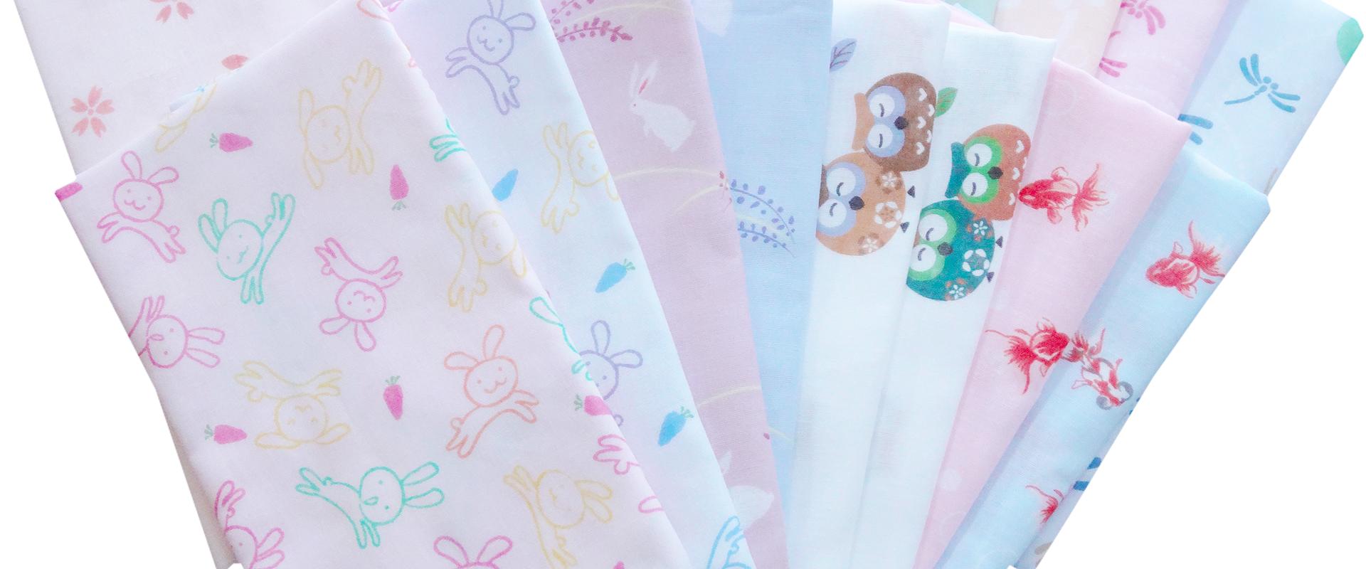 爽やかなカラーボーダーがアクセントになった、高品質な泉州産フェイスタオルです。 目付け200匁(もんめ)という、日常使いに最も適した程よい厚みと、泉州タオルならではの優れた吸水性を備えています。 毎日の洗顔やバスタイム、スポーツ時など、生活のあらゆるシーンで快適にお使いいただけます。 また、本商品の大きな特徴が、タオルの両端に設けられた「平地(ひらじ)」部分です。 パイル(ループ)がない滑らかな織り方になっているため、企業ロゴや団体名などの名入れ印刷が非常に美しく仕上がります。 ご家庭での普段使いはもちろん、企業のPR用ノベルティやご挨拶回りの粗品、イベントの記念品など、まとまった数のご用途としても大変人気の高い定番アイテムです。